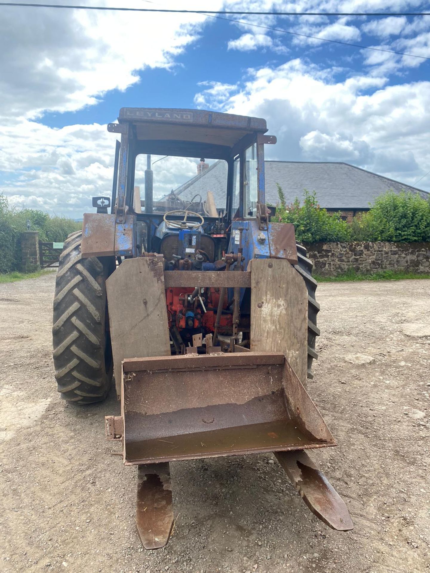 LEYLAND 270 LOADER TRACTOR, RUNS, WORKS, LIFTS C/W FORKS BUCKET, MUCK FORK & SPARE WHEELS *NO VAT* - Image 4 of 7