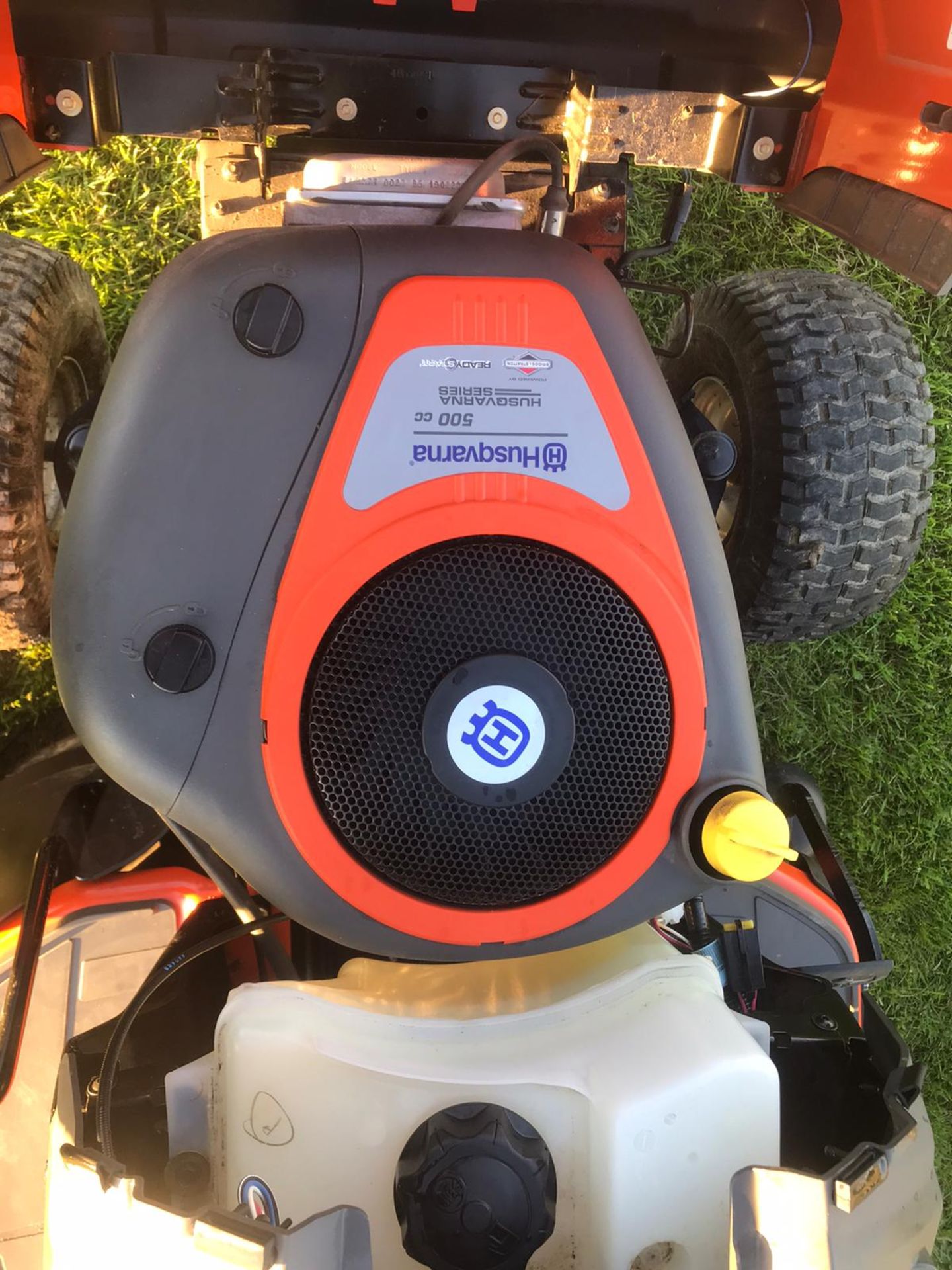 2019 HUSQVARNA TC138 RIDE ON LAWN MOWER, EX DEMO CONDITION, ONLY 34 HOURS, RUNS, DRIVES, CUTS - Image 5 of 6