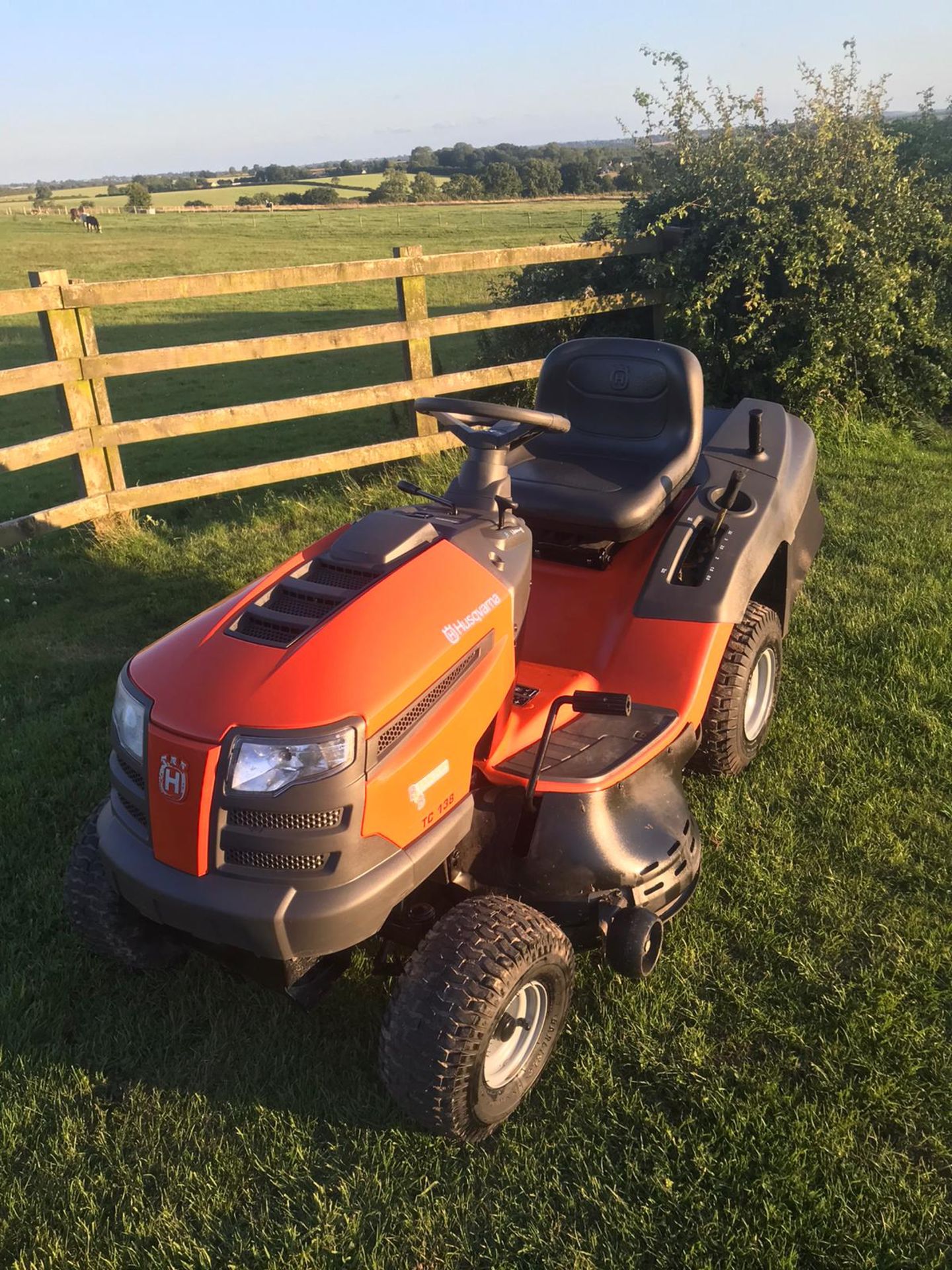 2019 HUSQVARNA TC138 RIDE ON LAWN MOWER, EX DEMO CONDITION, ONLY 34 HOURS, RUNS, DRIVES, CUTS - Image 2 of 6