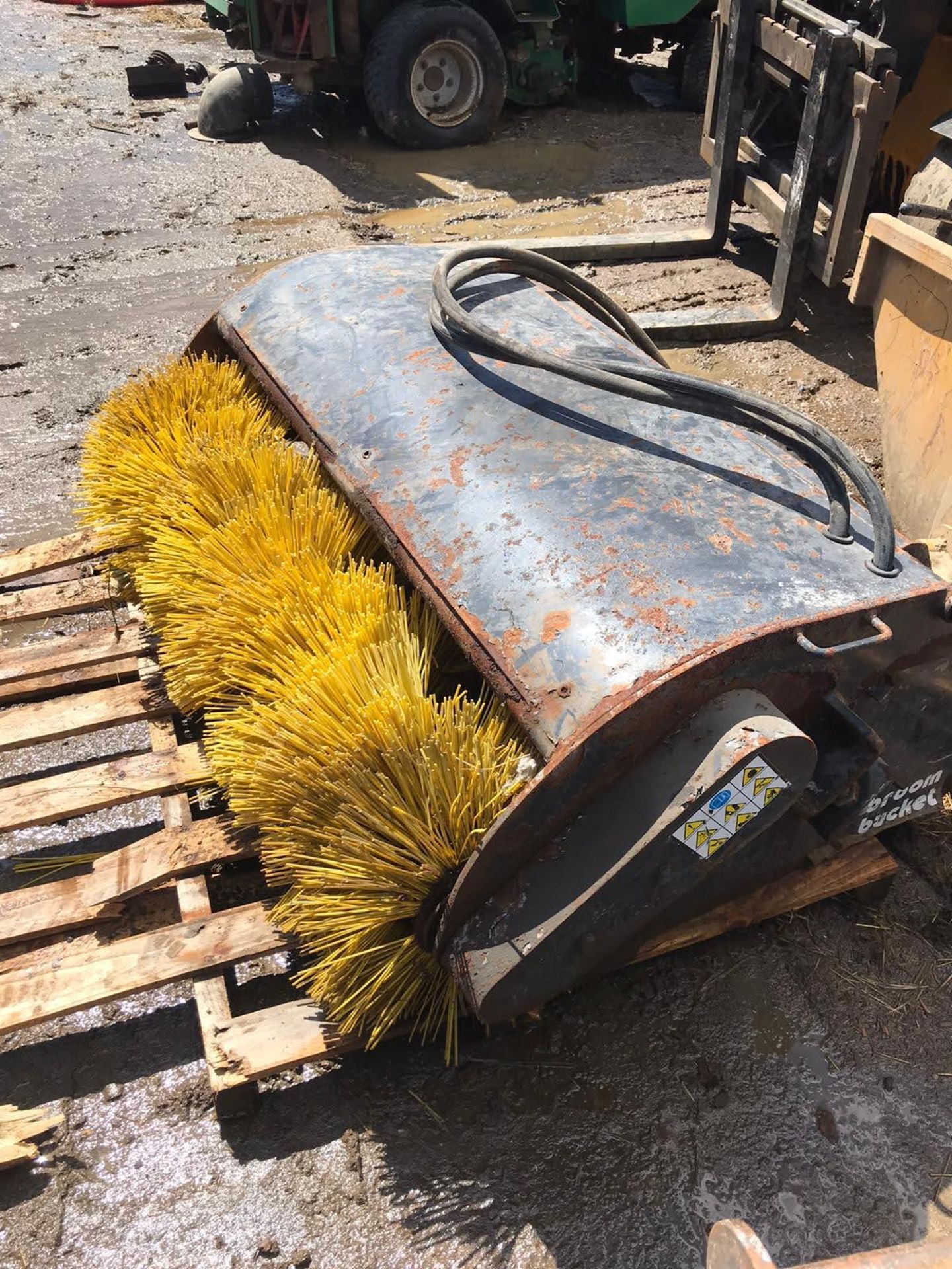 BOBCAT SWEEPER BUCKET, SUITABLE FOR BOBCAT SKID STEER *PLUS VAT* - Image 2 of 3