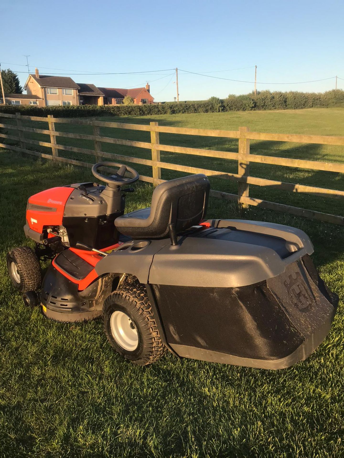 2019 HUSQVARNA TC138 RIDE ON LAWN MOWER, EX DEMO CONDITION, ONLY 34 HOURS, RUNS, DRIVES, CUTS - Image 3 of 6