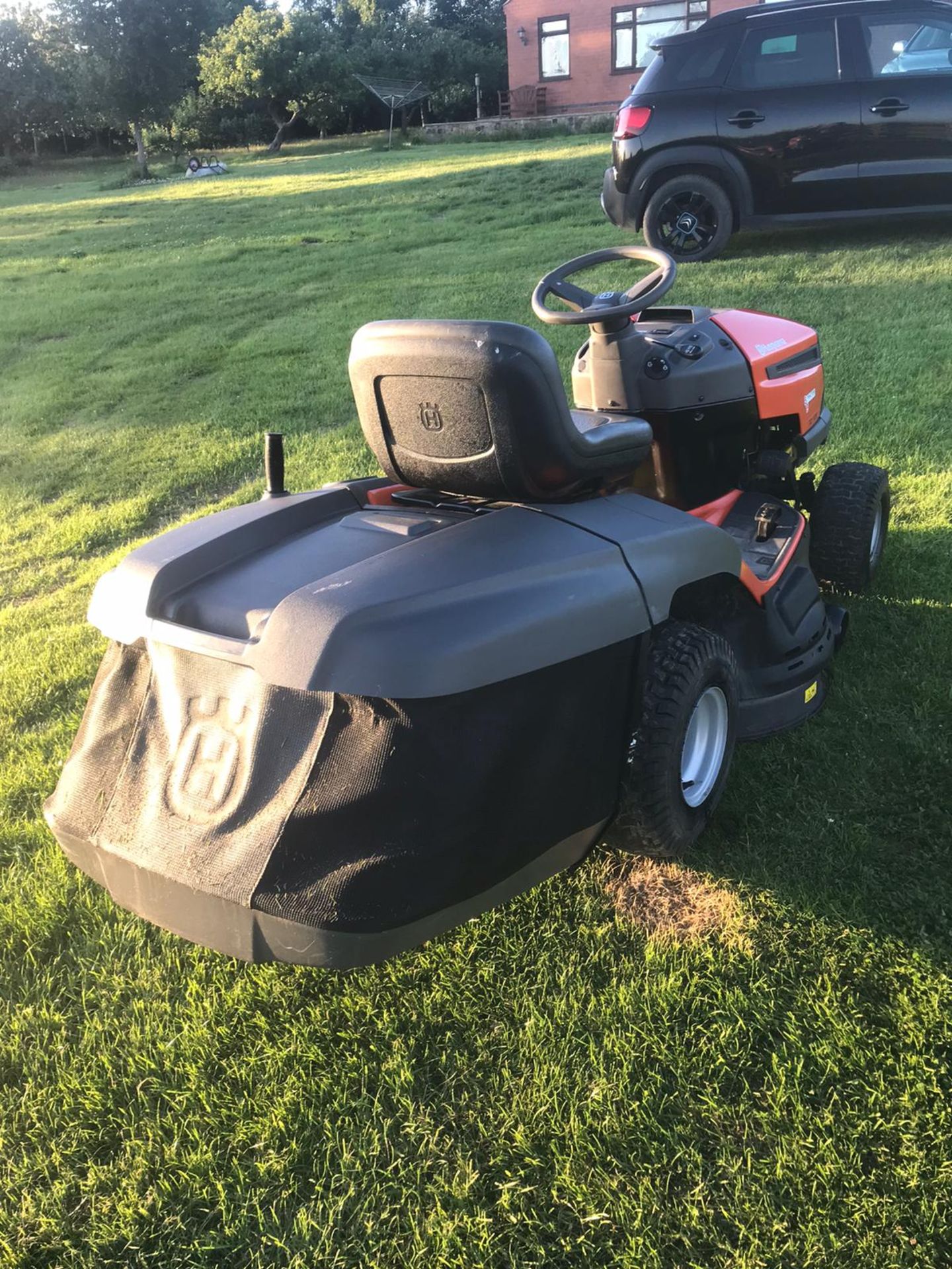 2019 HUSQVARNA TC138 RIDE ON LAWN MOWER, EX DEMO CONDITION, ONLY 34 HOURS, RUNS, DRIVES, CUTS - Image 4 of 6