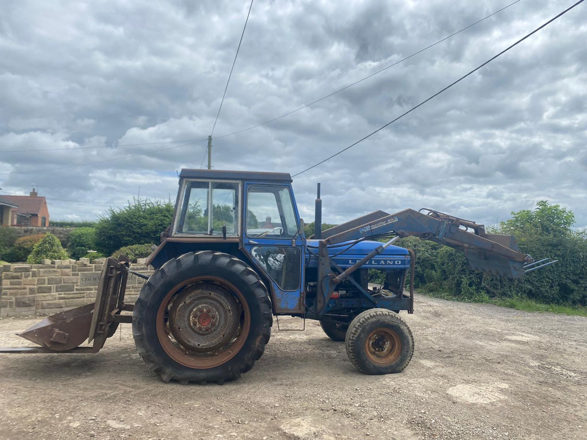 LEYLAND 270 LOADER TRACTOR, RUNS, WORKS, LIFTS C/W FORKS BUCKET, MUCK FORK & SPARE WHEELS *NO VAT*