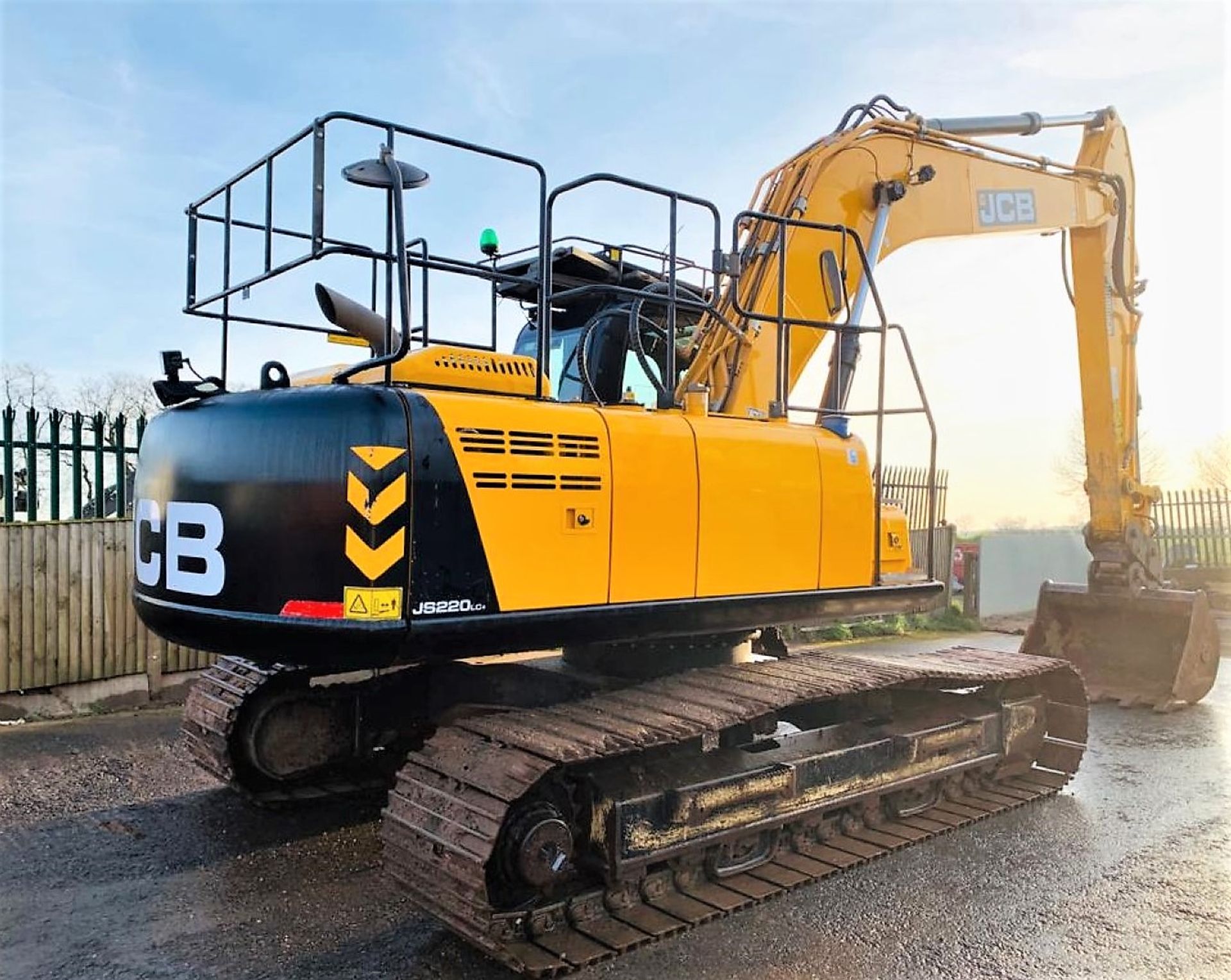 JCB JS220 LC PLUS STEEL TRACKED CRAWLER DIGGER / EXCAVATOR, YEAR 2017, 3256 HOURS, 3 X BUCKETS - Image 4 of 23