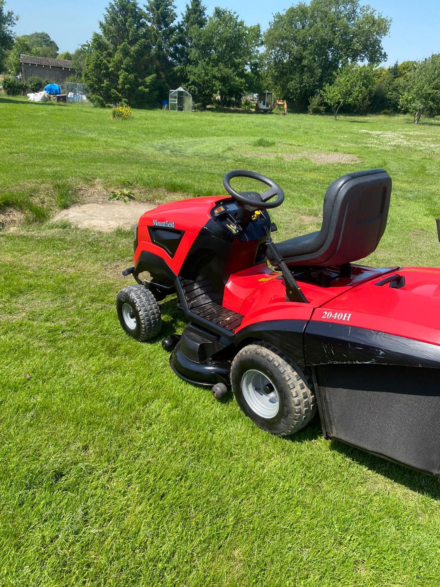 MOUNTFIELD 2040H RIDE ON LAWN MOWER WITH COLLECTOR, 315 HOURS, RUNS, DRIVES & CUTS *NO VAT* - Image 2 of 8