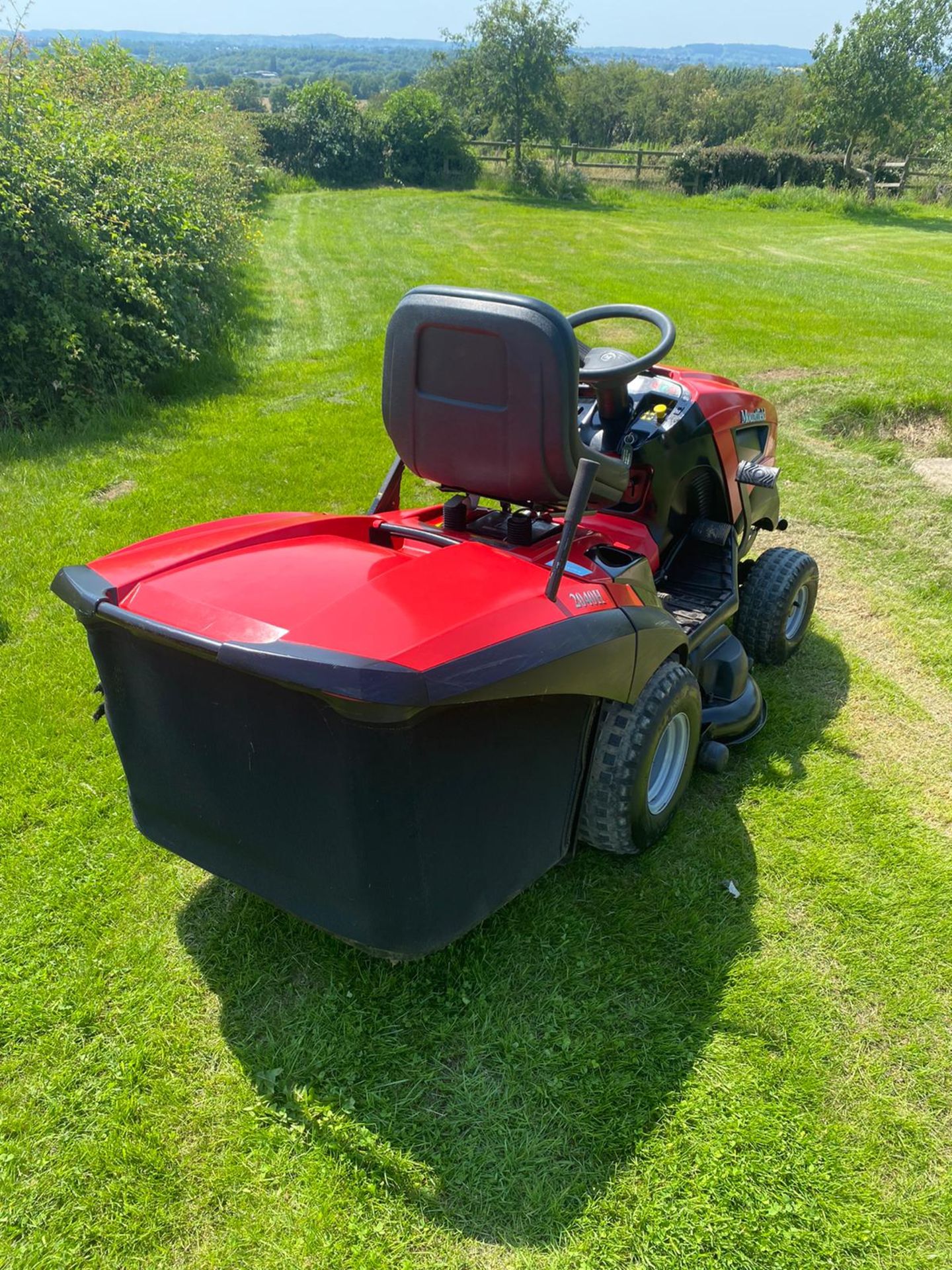 MOUNTFIELD 2040H RIDE ON LAWN MOWER WITH COLLECTOR, 315 HOURS, RUNS, DRIVES & CUTS *NO VAT* - Image 6 of 8