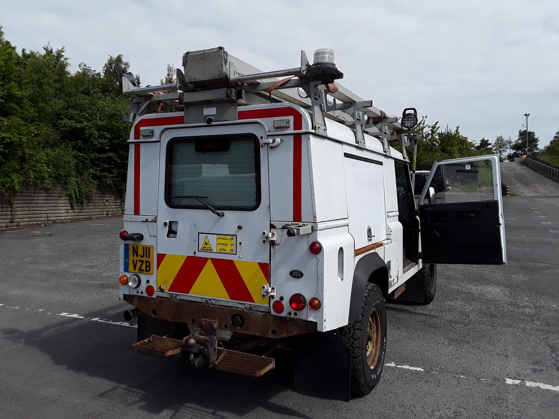 2011/11 REG LAND ROVER DEFENDER 110 HARD TOP TD 2.4 DIESEL 4X4 UTILITY, SHOWING 0 FORMER KEEPERS - Image 3 of 8