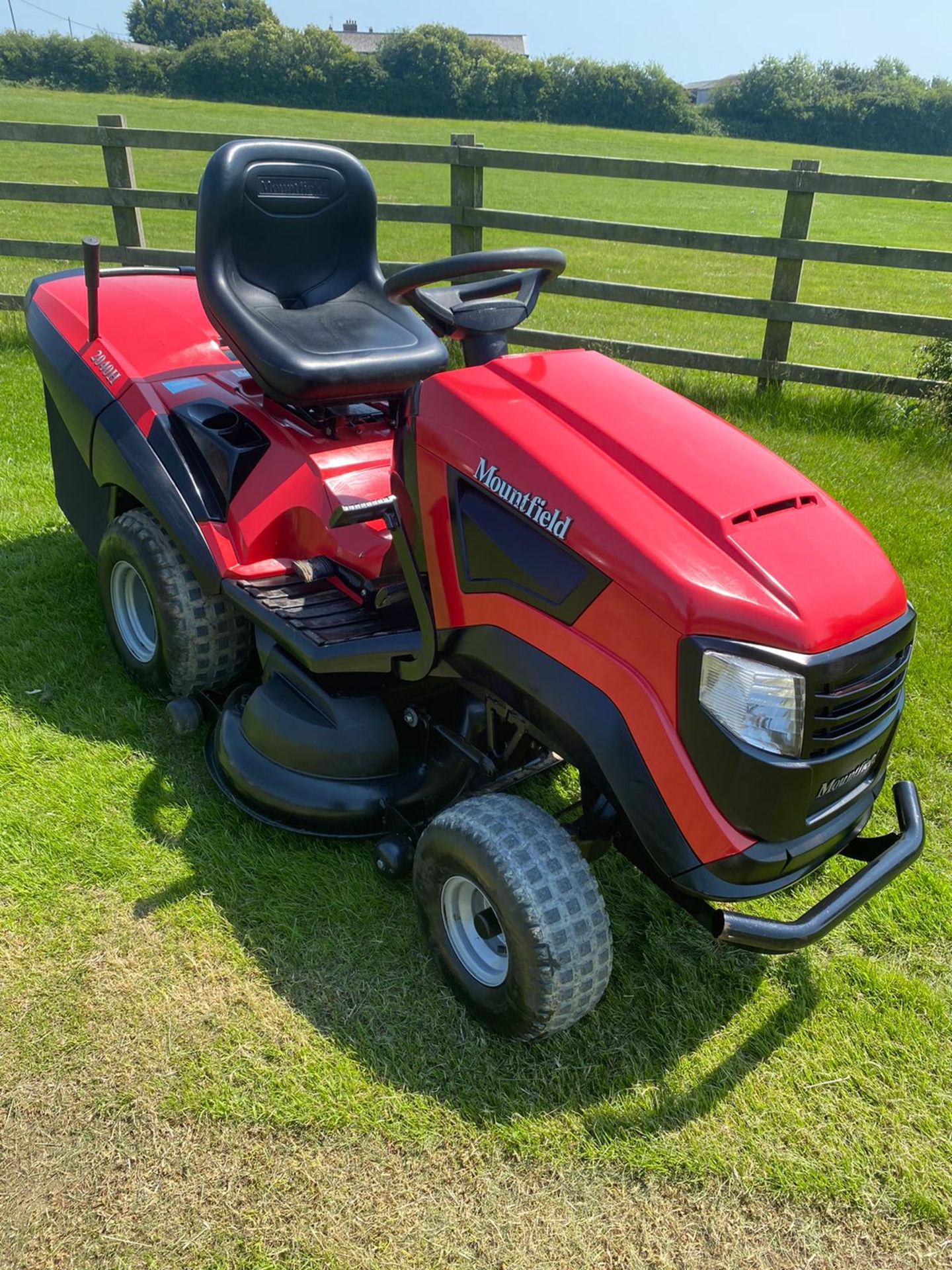 MOUNTFIELD 2040H RIDE ON LAWN MOWER WITH COLLECTOR, 315 HOURS, RUNS, DRIVES & CUTS *NO VAT*