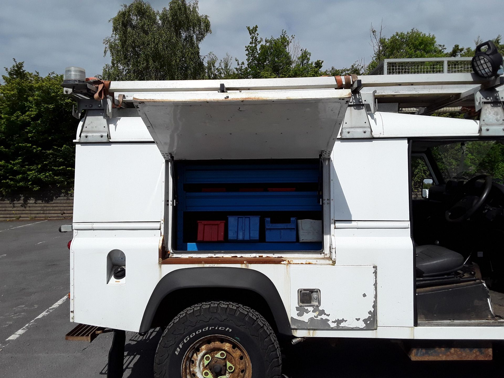 2011/11 REG LAND ROVER DEFENDER 110 HARD TOP TD 2.4 DIESEL 4X4 UTILITY, SHOWING 0 FORMER KEEPERS - Image 4 of 8