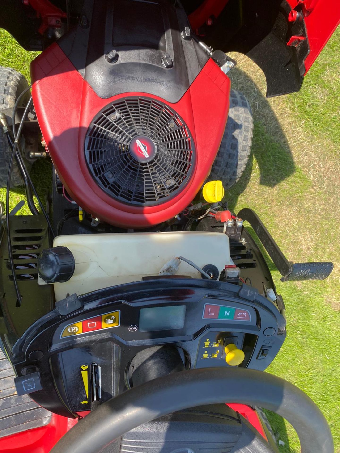 MOUNTFIELD 2040H RIDE ON LAWN MOWER WITH COLLECTOR, 315 HOURS, RUNS, DRIVES & CUTS *NO VAT* - Image 5 of 8