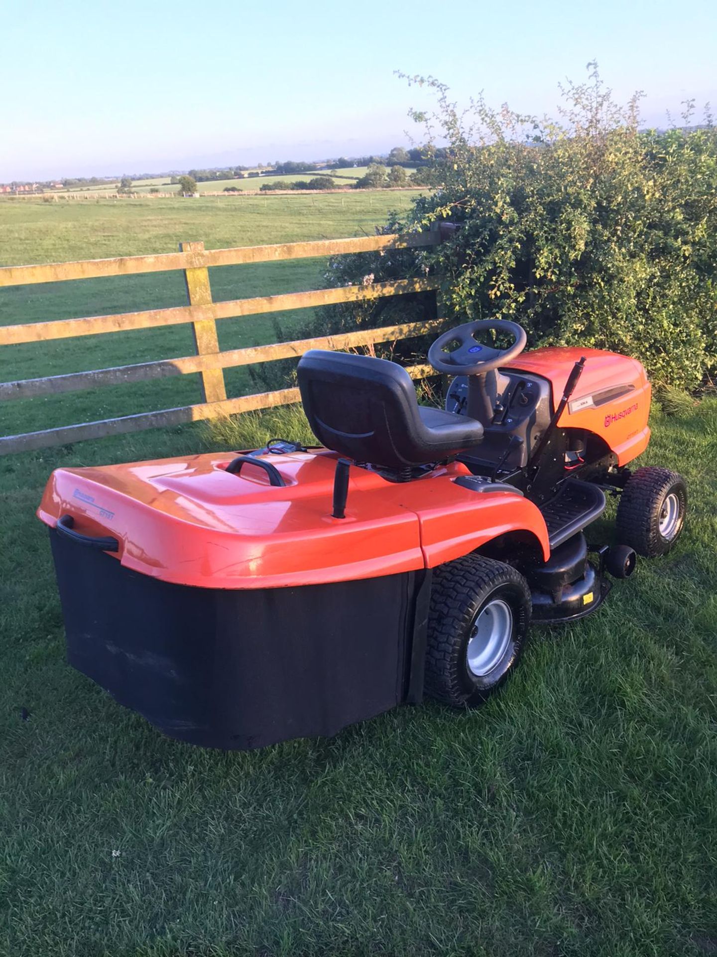 HUSQVARNA CT151 RIDE ON LAWN MOWER, GOOD CONDITION, RUNS, DRIVES AND CUTS *NO VAT* - Image 4 of 6