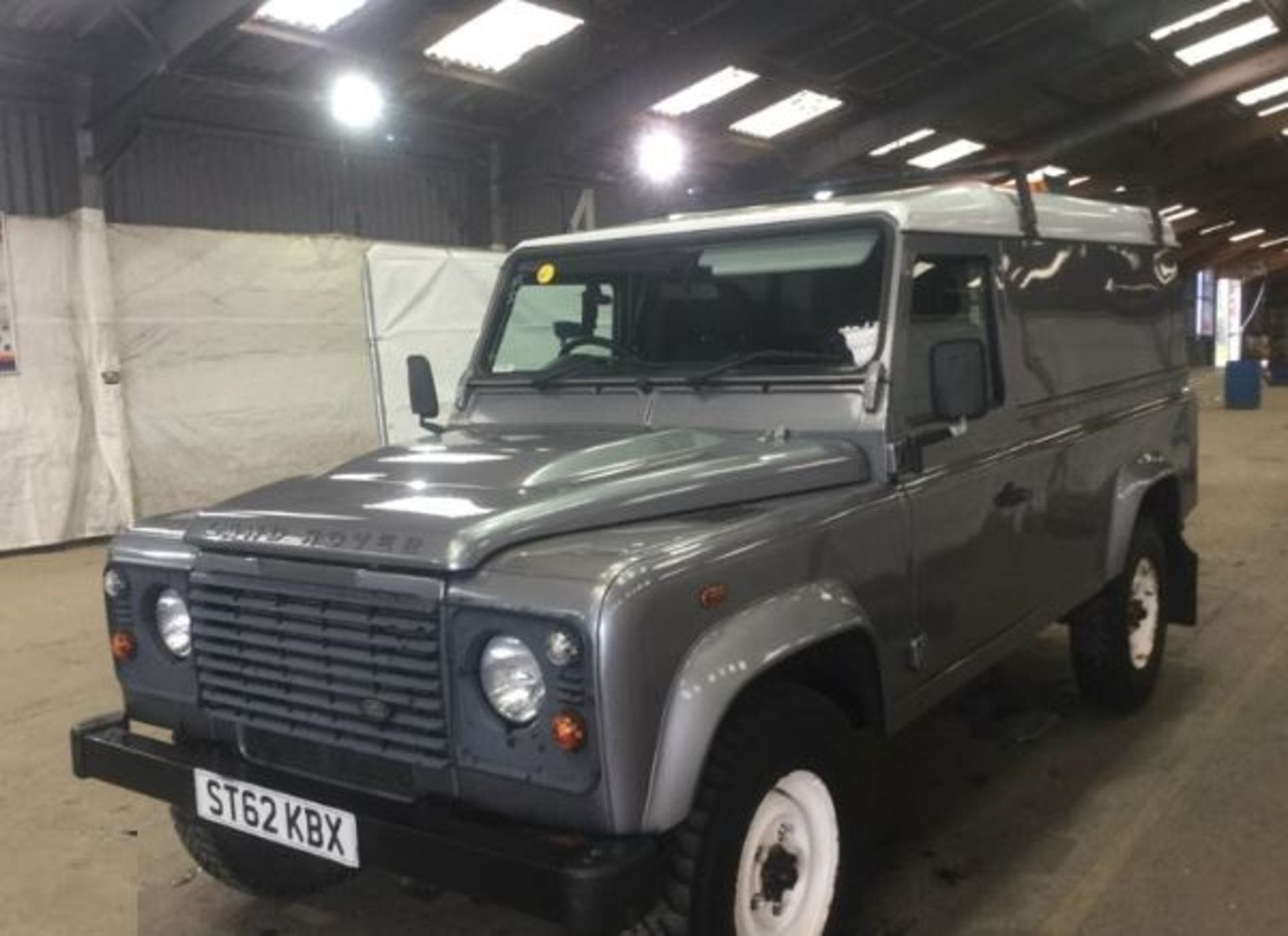 2012/62 REG LAND ROVER DEFENDER 110 TD HARD TOP 2.2 DIESEL GREY 125 BHP, SHOWING 1 FORMER KEEPER - Image 2 of 7