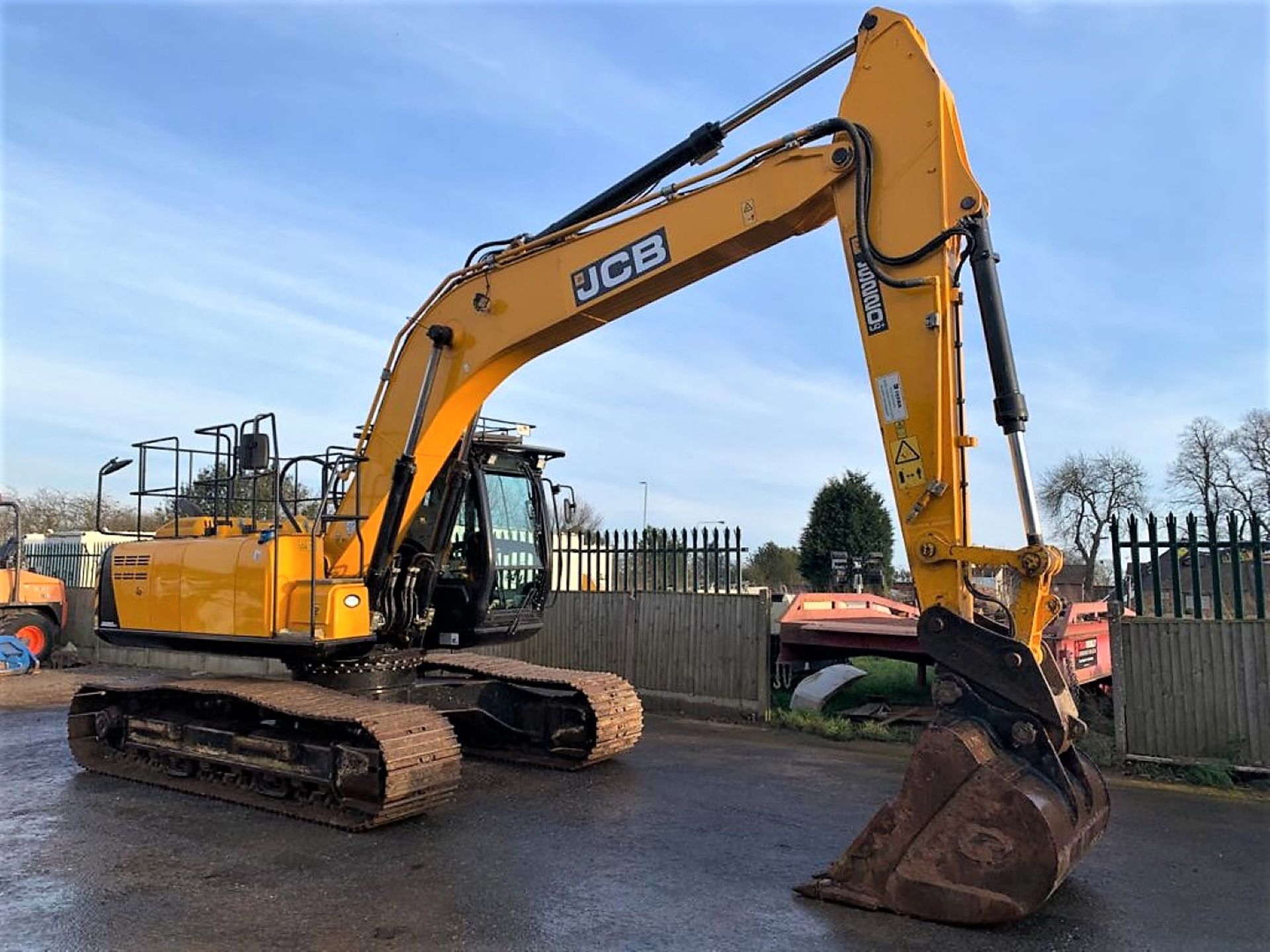 JCB JS220 LC PLUS STEEL TRACKED CRAWLER DIGGER / EXCAVATOR, YEAR 2017, 3256 HOURS, 3 X BUCKETS - Image 5 of 23