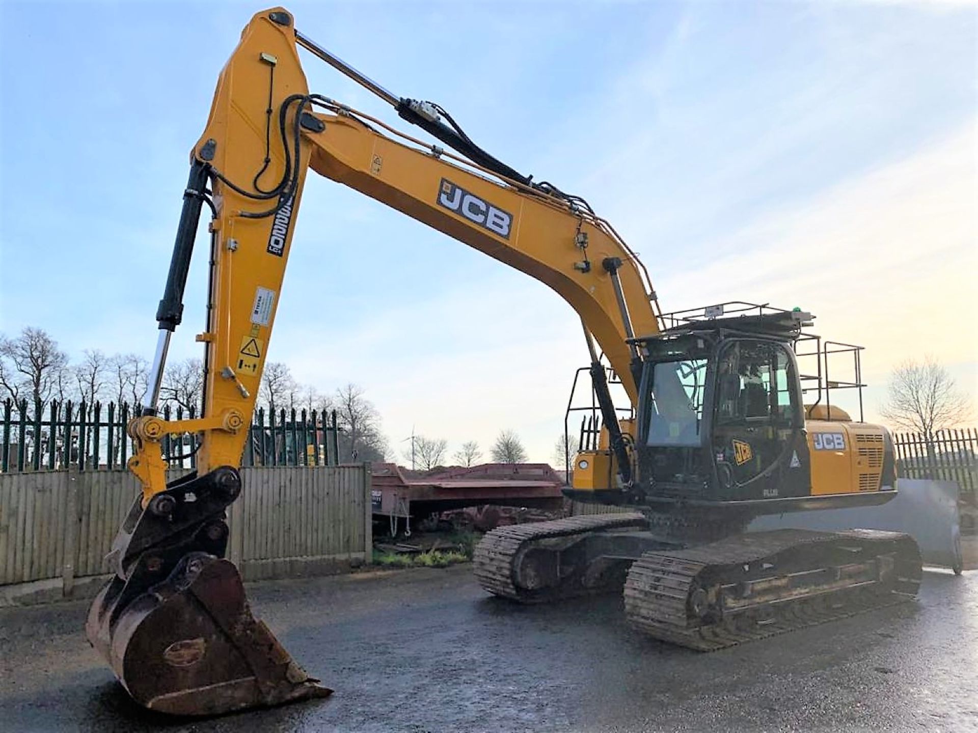 JCB JS220 LC PLUS STEEL TRACKED CRAWLER DIGGER / EXCAVATOR, YEAR 2017, 3256 HOURS, 3 X BUCKETS - Image 2 of 23