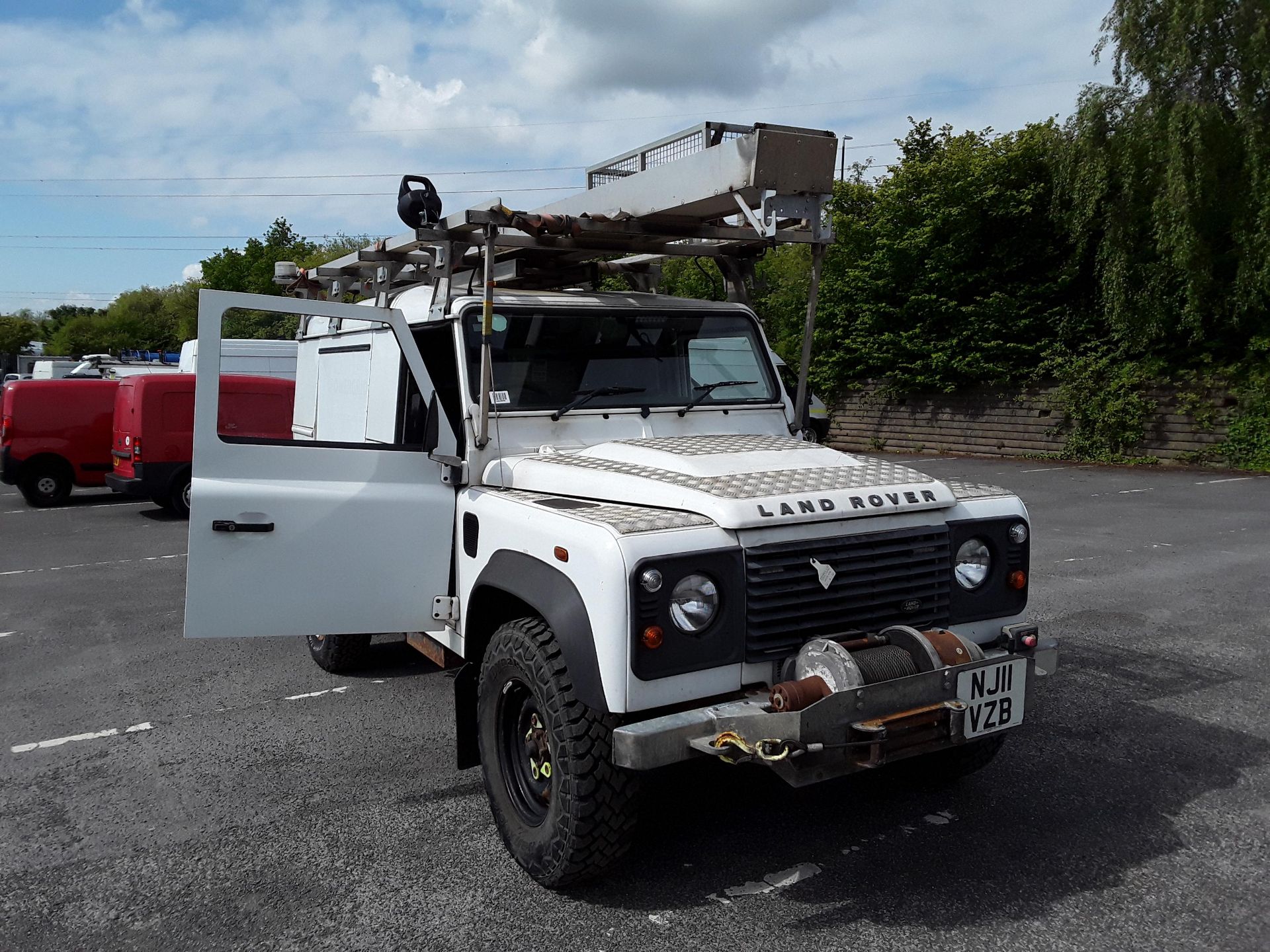 2011/11 REG LAND ROVER DEFENDER 110 HARD TOP TD 2.4 DIESEL 4X4 UTILITY, SHOWING 0 FORMER KEEPERS