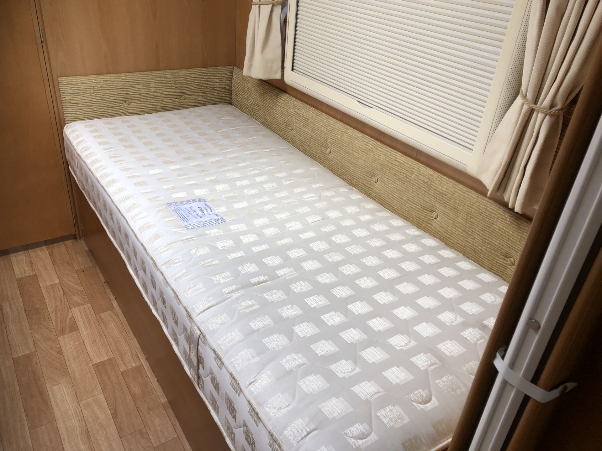 LUXURY 2009 BUCCANEER CLIPPER TWIN AXLE 4 BERTH CARAVAN WITH END WASHROOM *NO VAT* - Image 10 of 20