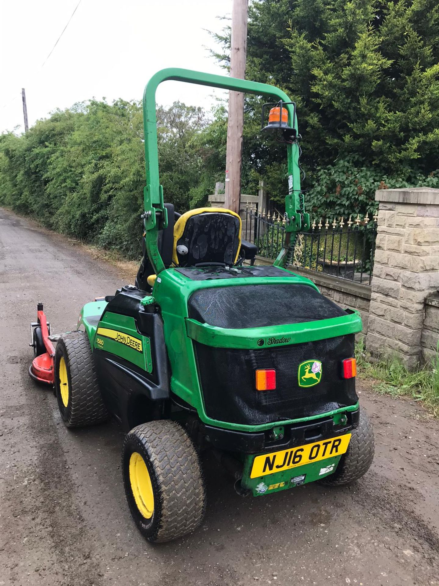 2016 JOHN DEERE 1580 C/W OUTFRONT MOWER DECK, RUNS, DRIVES & CUTS, ROAD REGISTERED - OTR *PLUS VAT* - Image 2 of 4