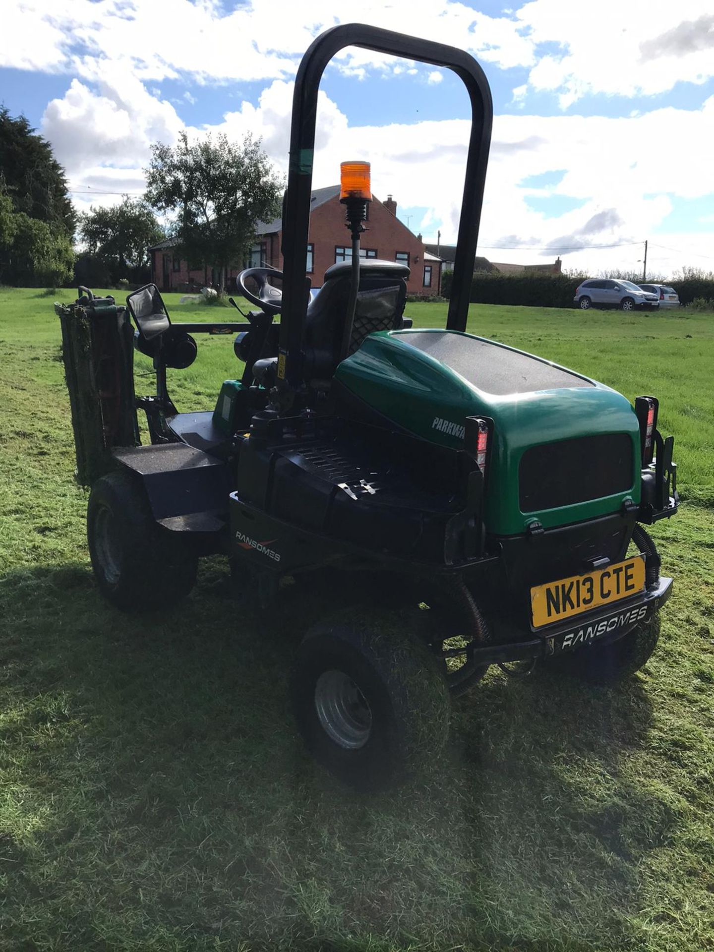 2013 RANSOMES PARKWAY 3 GANG RIDE ON LAWN MOWER WITH ROLL BAR, RUNS, DRIVES AND CUTS *PLUS VAT* - Image 4 of 5