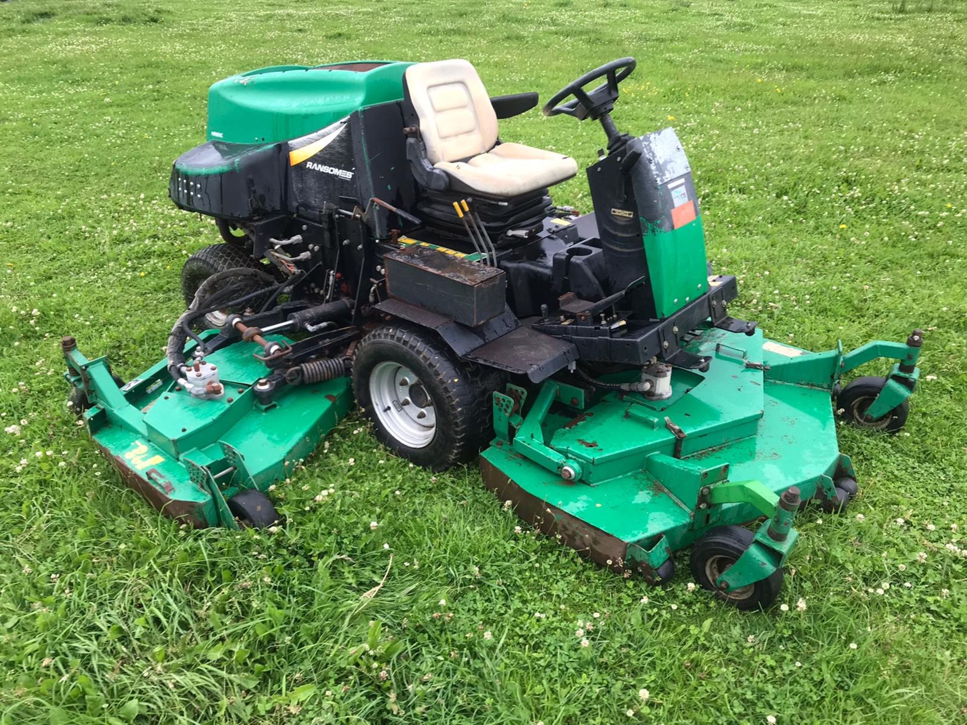 RANSOMES HR6010 BATWING RIDE ON LAWN MOWER, YEAR 2007, ONLY DONE 3431 HOURS *NO VAT*