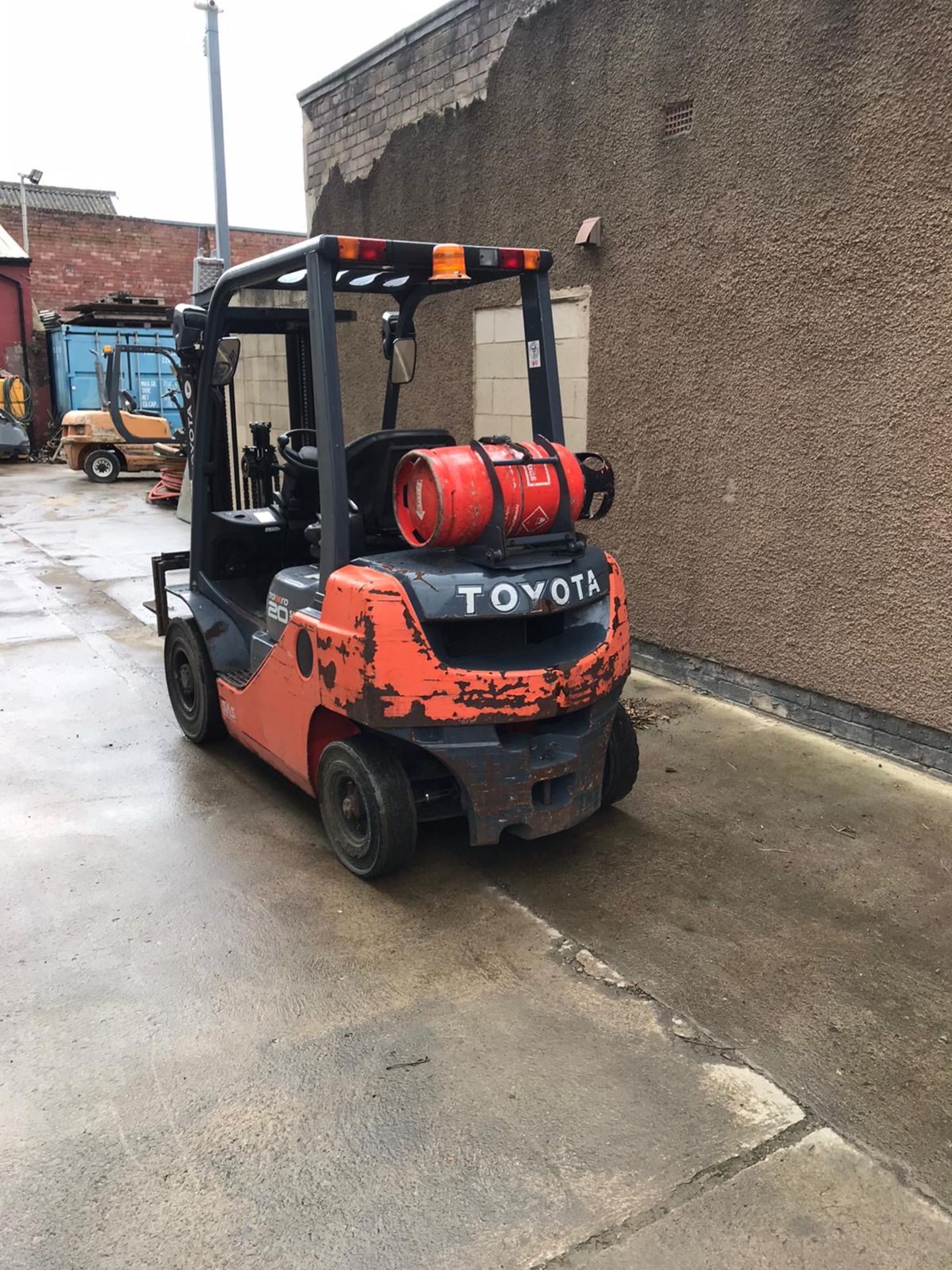 TOYOTA 2 TON GAS FORKLIFT, SERIES 8, MODEL 02-8FGFG20, CONTAINER SPEC, COUNTERBALANCE WITH SIDESHIFT - Image 5 of 7