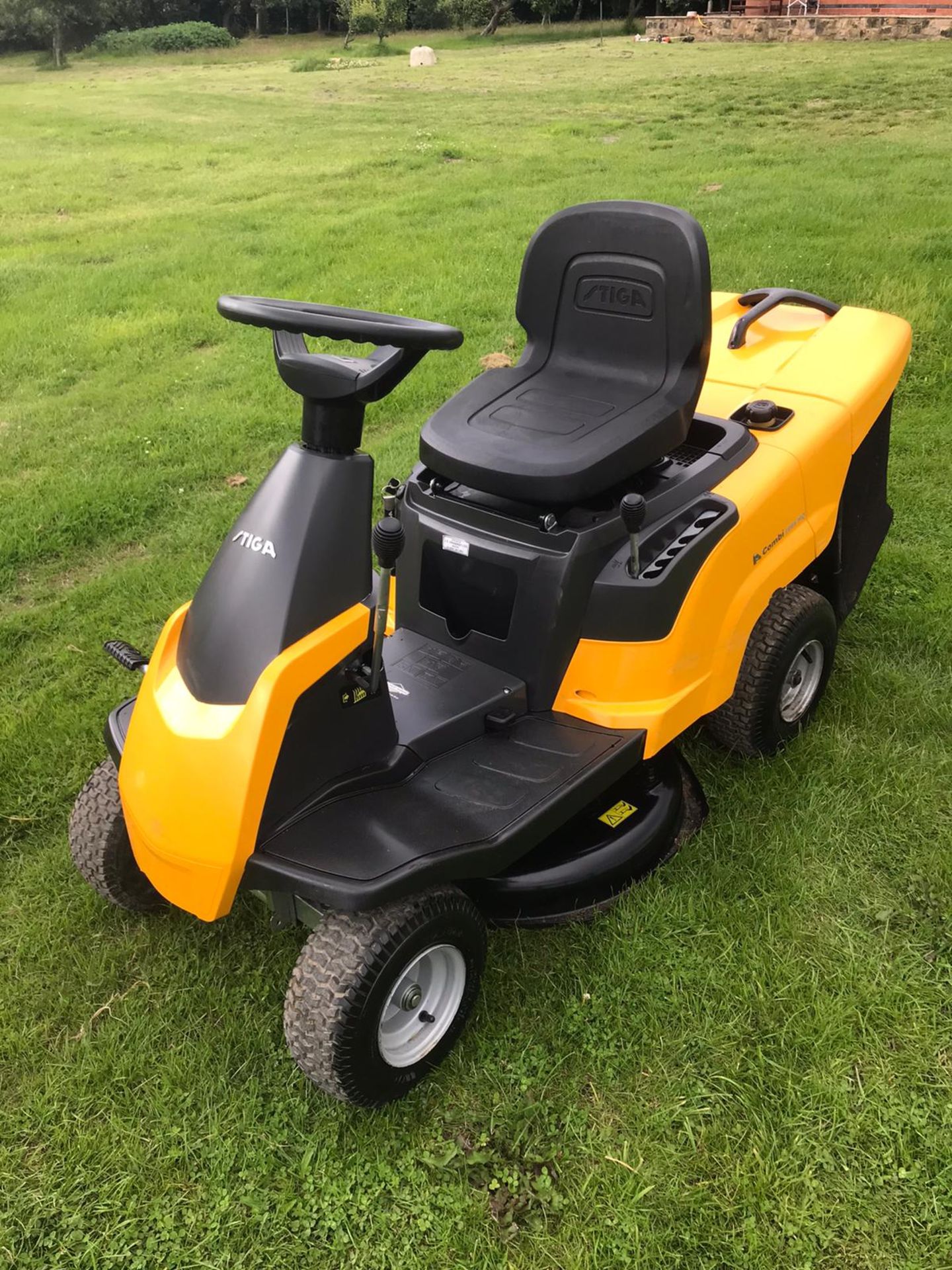 2015 STIGA COMBI 1066 HQ, RUNS, DRIVES AND CUTS, INCLUDING MULCHING KIT, INCLUDING BATTERY CHARGER - Image 3 of 5