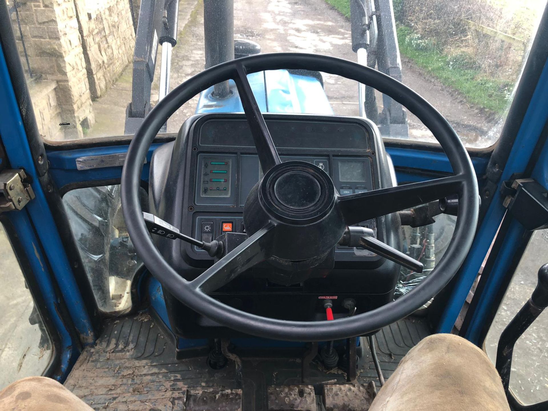 1990/G REG FORD NEW HOLLAND 7610 BLUE TRACTOR, C/W FRONT LOADER, SHOWING 1 FORMER KEEPER *PLUS VAT* - Image 5 of 8