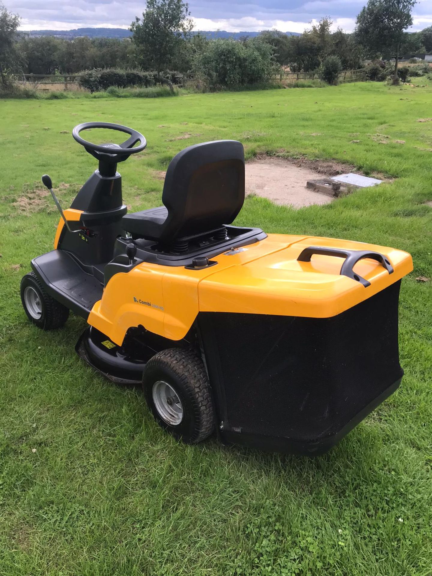 2015 STIGA COMBI 1066 HQ, RUNS, DRIVES AND CUTS, INCLUDING MULCHING KIT, INCLUDING BATTERY CHARGER - Image 4 of 5