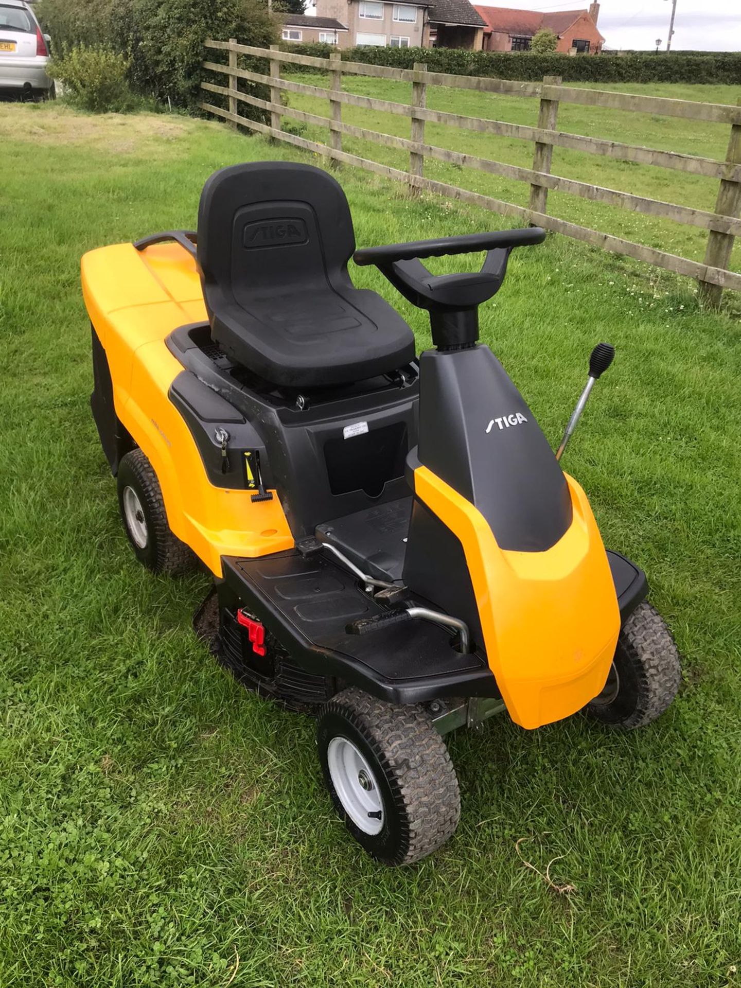 2015 STIGA COMBI 1066 HQ, RUNS, DRIVES AND CUTS, INCLUDING MULCHING KIT, INCLUDING BATTERY CHARGER