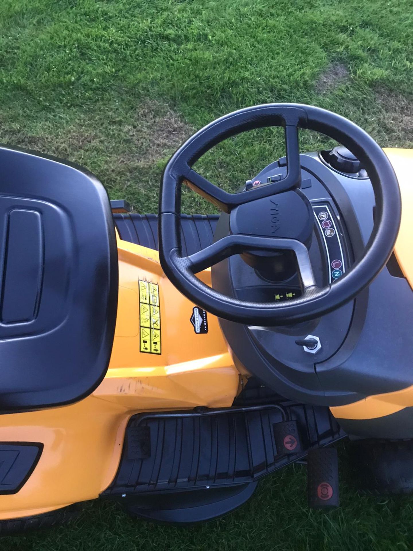 2017 STIGA ESTATE 5092H RIDE ON LAWN MOWER C/W GRASS COLLECTOR, RUNS, DRIVES CUTS, EX DEMO CONDITION - Image 5 of 8