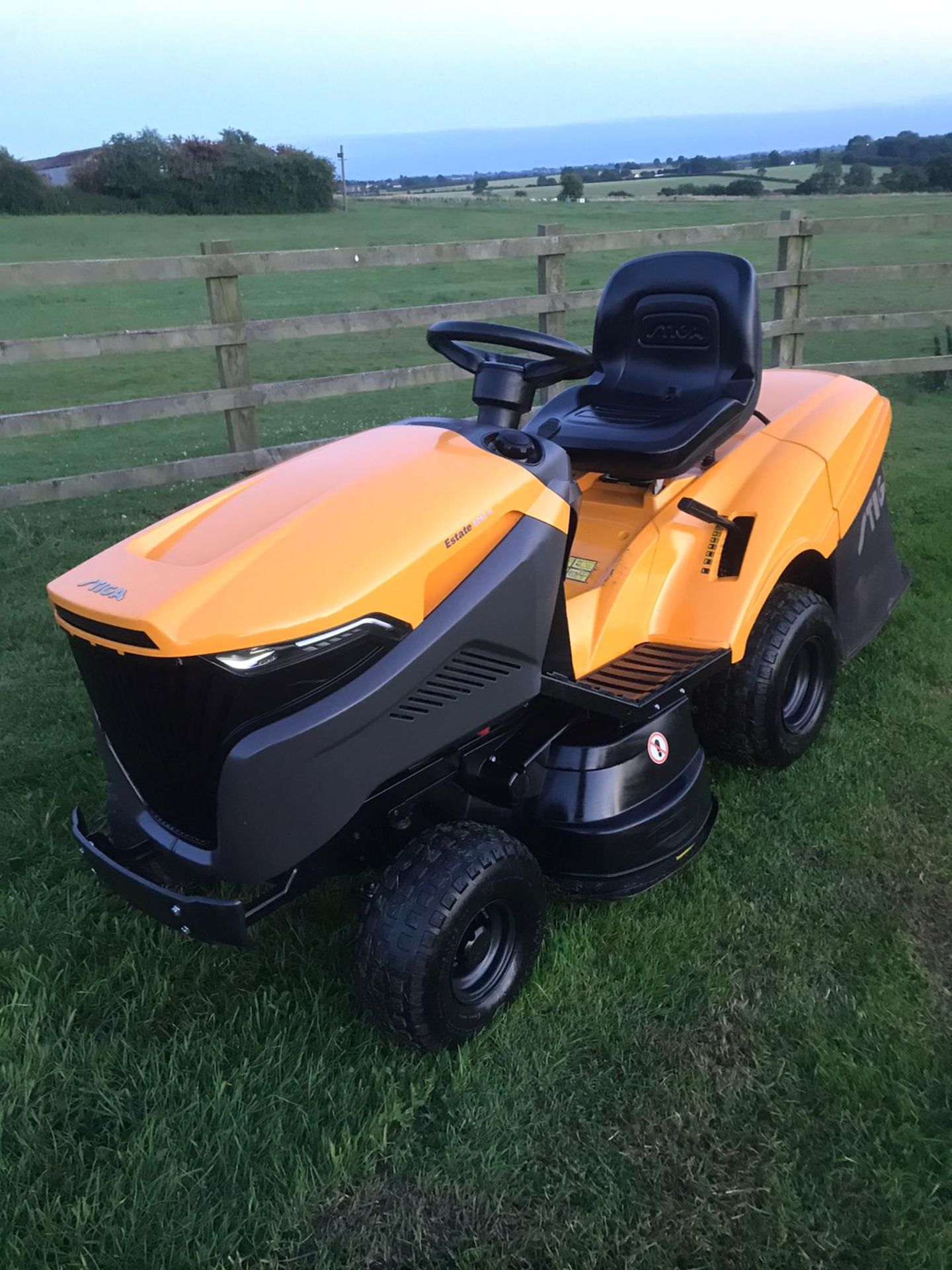 2017 STIGA ESTATE 5092H RIDE ON LAWN MOWER C/W GRASS COLLECTOR, RUNS, DRIVES CUTS, EX DEMO CONDITION - Image 3 of 8