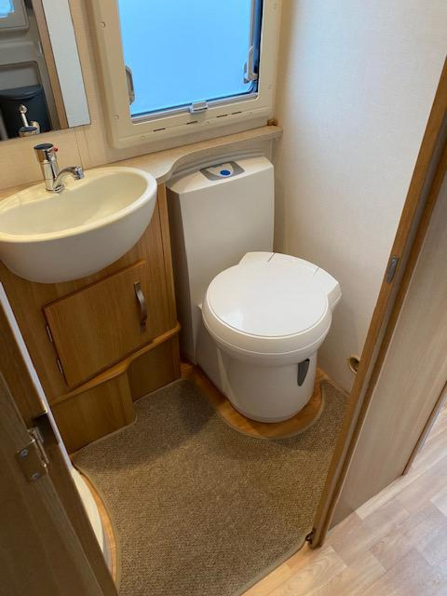 2009/2010 COACHMAN LASER 6 BERTH TWIN AXLE MODEL 655 CARAVAN *NO VAT* - Image 14 of 21