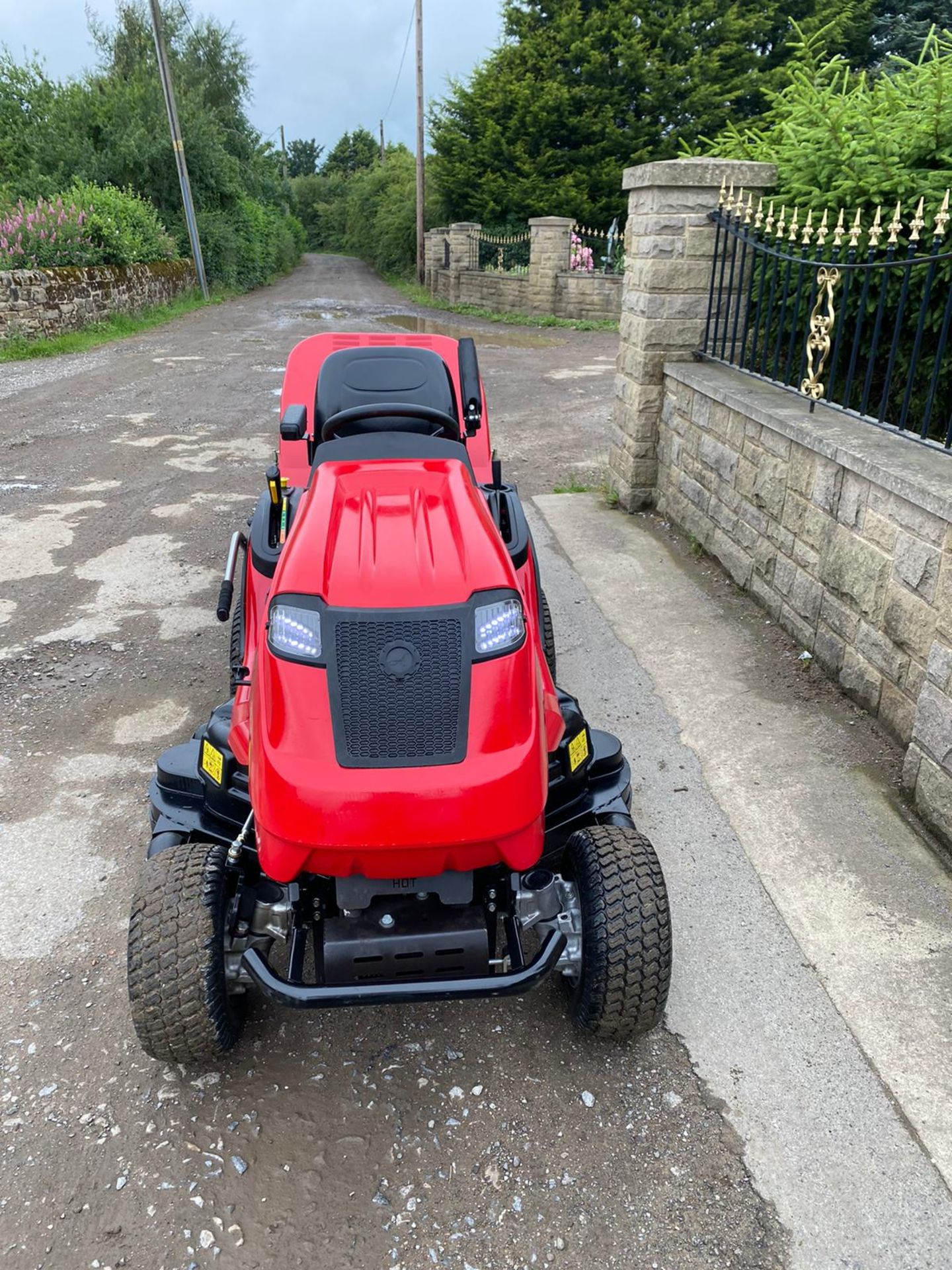 EX DEMO COUNTAX B250 4 TRAC RIDE ON LAWN MOWER, 4 WHEEL DRIVE, STILL LIKE NEW *NO VAT* - Image 2 of 11