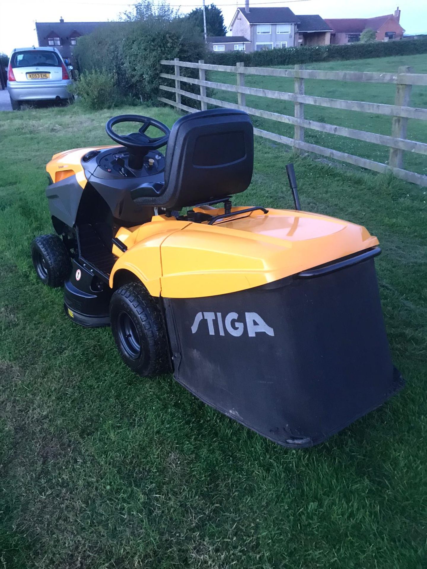 2017 STIGA ESTATE 5092H RIDE ON LAWN MOWER C/W GRASS COLLECTOR, RUNS, DRIVES CUTS, EX DEMO CONDITION - Image 4 of 8