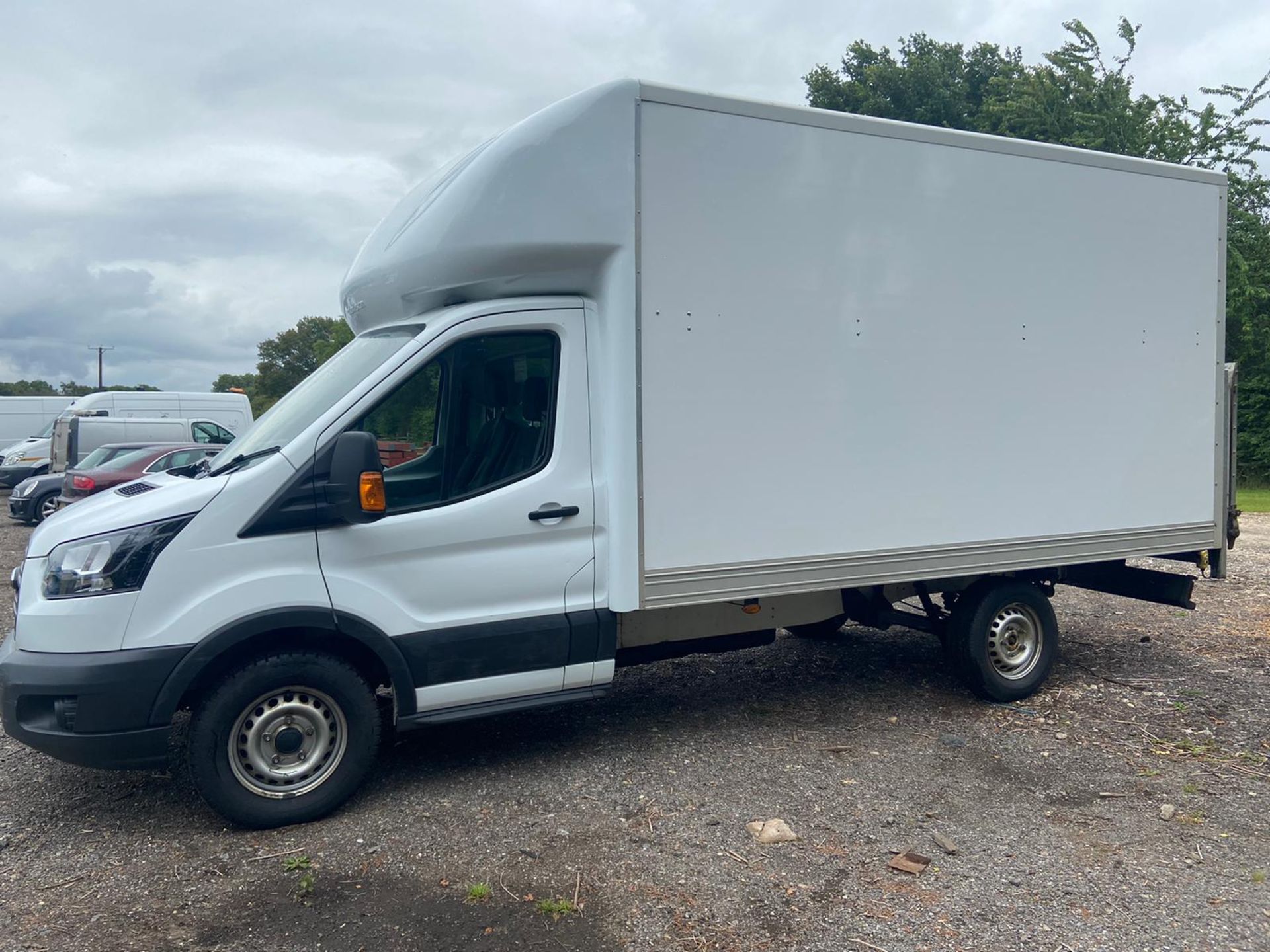 2017/17 REG FORD TRANSIT 350 FWD BOX LUTON VAN WHITE 2.0 DIESEL, SHOWING 0 FORMER KEEPERS *PLUS VAT* - Image 2 of 10