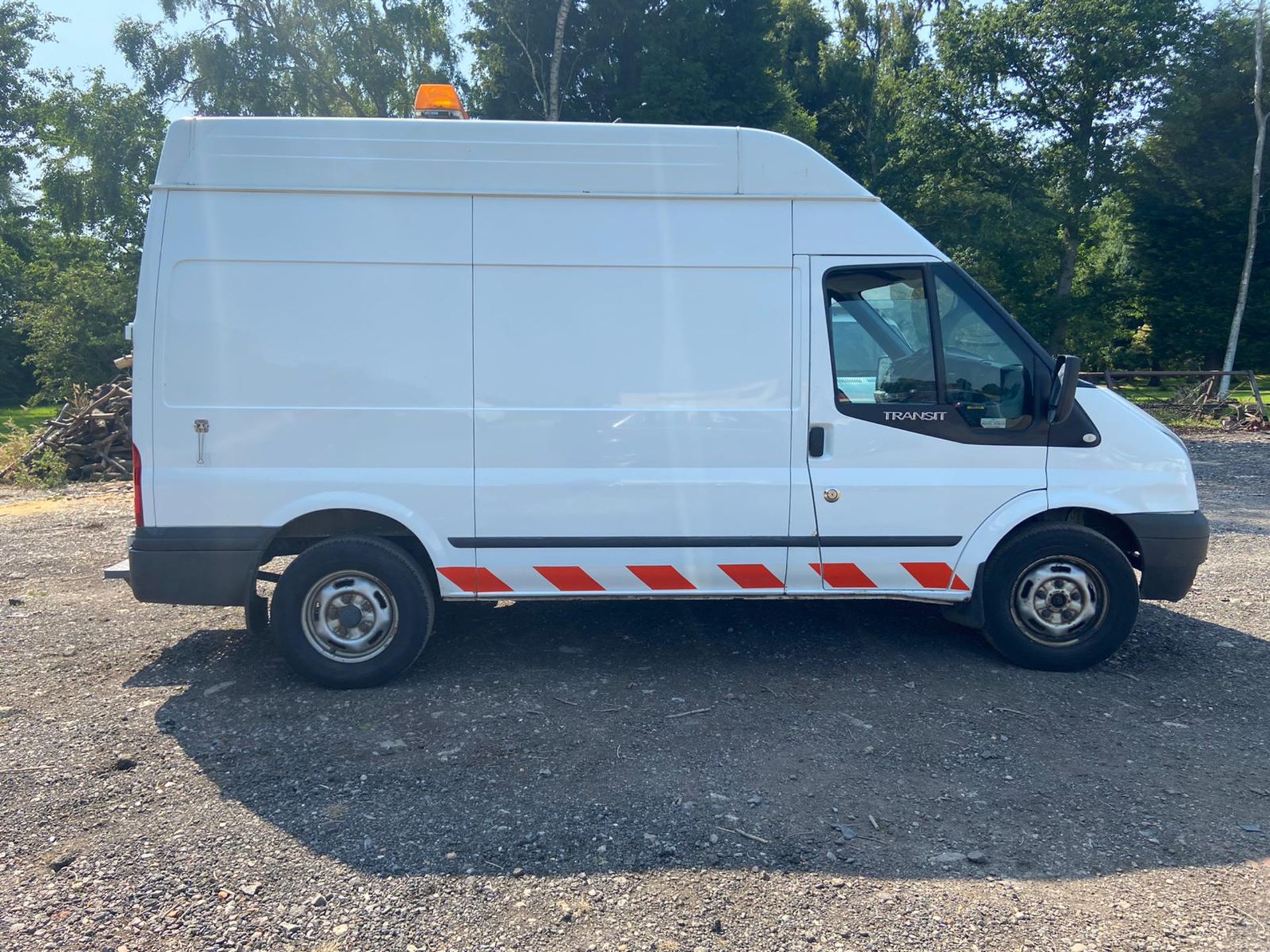 2012/62 REG FORD TRANSIT 100 T350 RWD 2.2 DIESEL VAN WITH 110V ELECTRICS, SHOWING 0 FORMER KEEPERS - Image 7 of 13