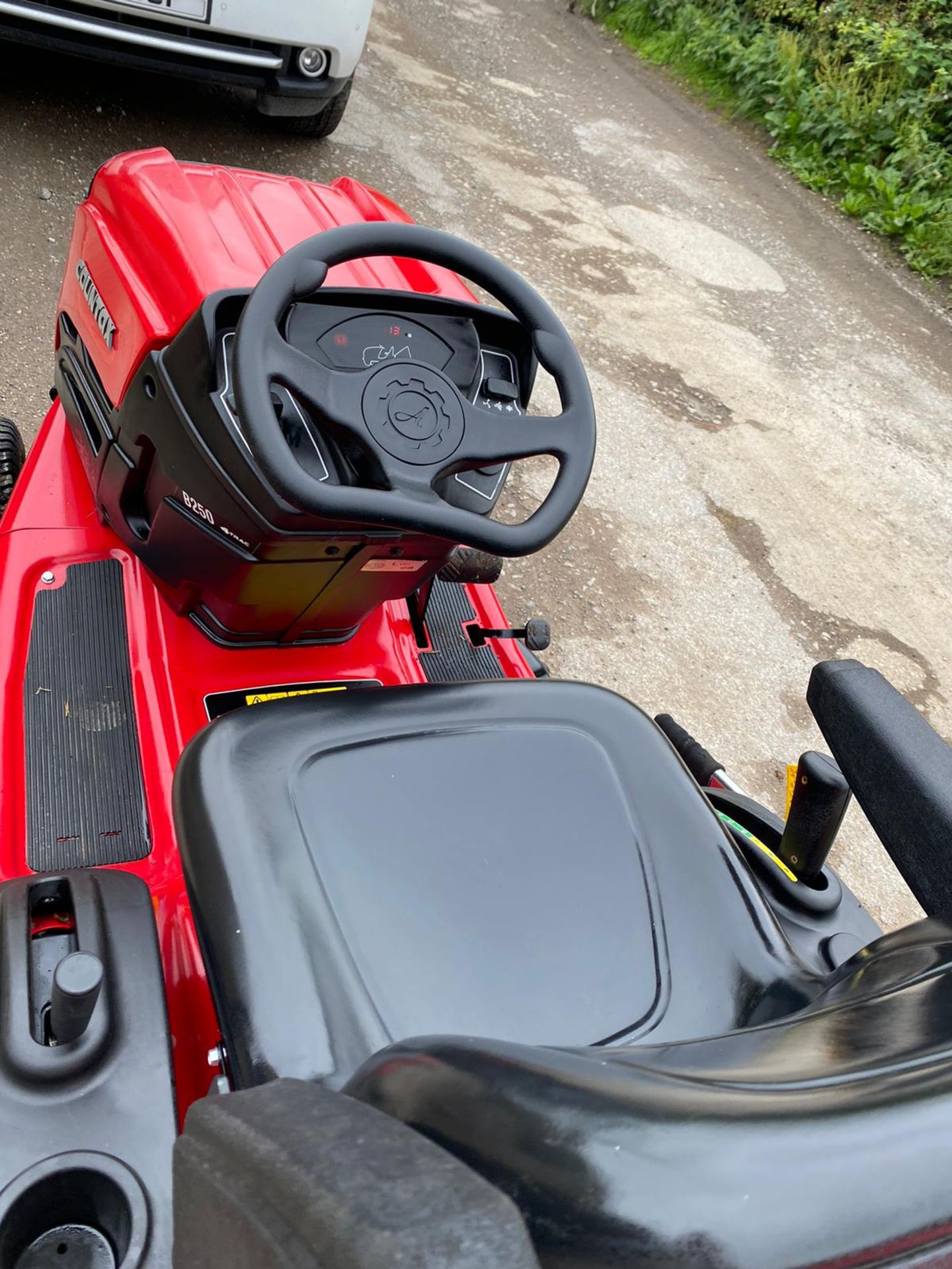 EX DEMO COUNTAX B250 4 TRAC RIDE ON LAWN MOWER, 4 WHEEL DRIVE, STILL LIKE NEW *NO VAT* - Image 9 of 11