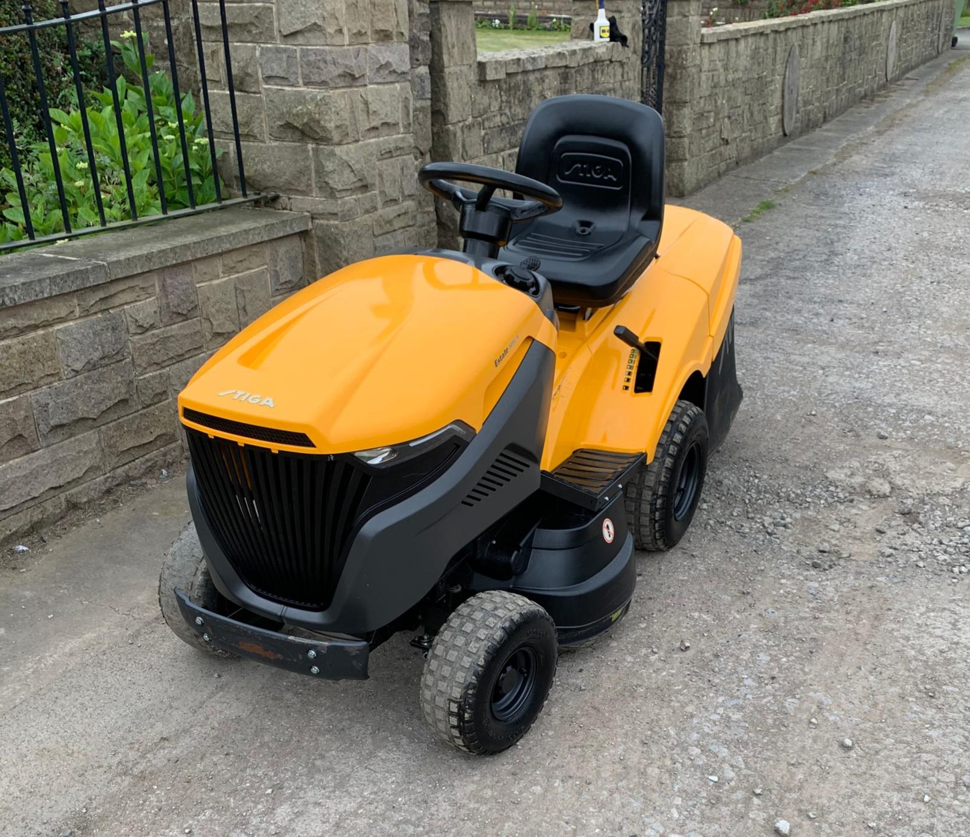 2017 STIGA ESTATE 5092H RIDE ON LAWN MOWER C/W GRASS COLLECTOR, RUNS, DRIVES CUTS, EX DEMO CONDITION