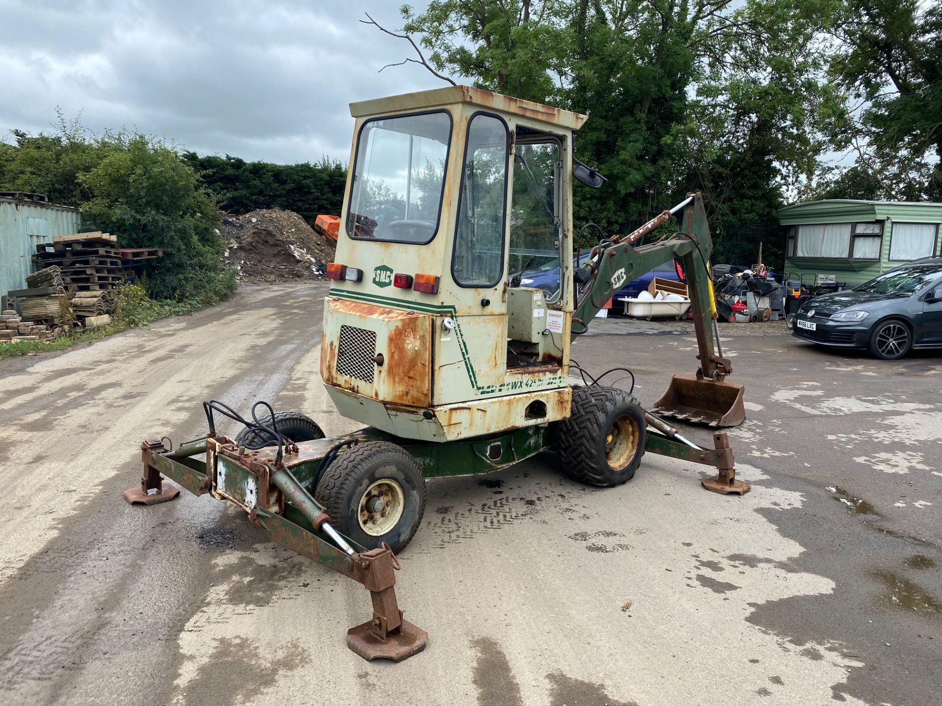 SMC 2.5 WHEELED MINI DIGGER, PIPED FOR BREAKER, FULL HEATER CAB, DOOR HINGE BROKEN BUT IS PRESENT - Image 2 of 4