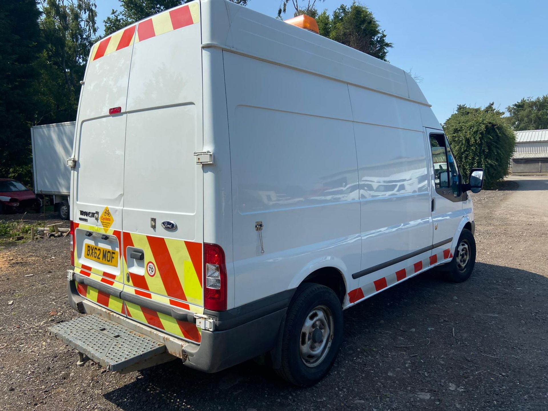 2012/62 REG FORD TRANSIT 100 T350 RWD 2.2 DIESEL VAN WITH 110V ELECTRICS, SHOWING 0 FORMER KEEPERS - Image 8 of 13