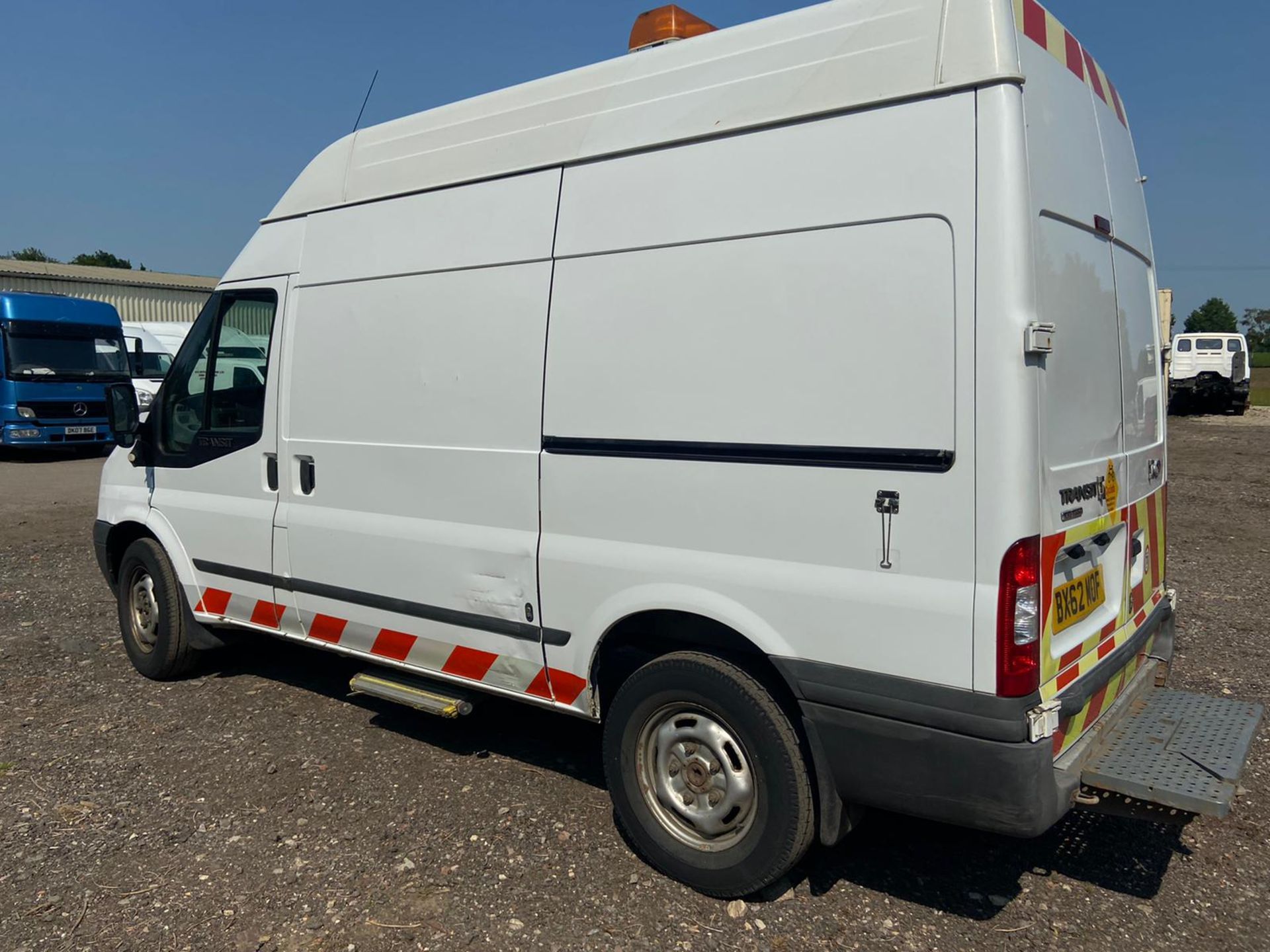 2012/62 REG FORD TRANSIT 100 T350 RWD 2.2 DIESEL VAN WITH 110V ELECTRICS, SHOWING 0 FORMER KEEPERS - Image 5 of 13