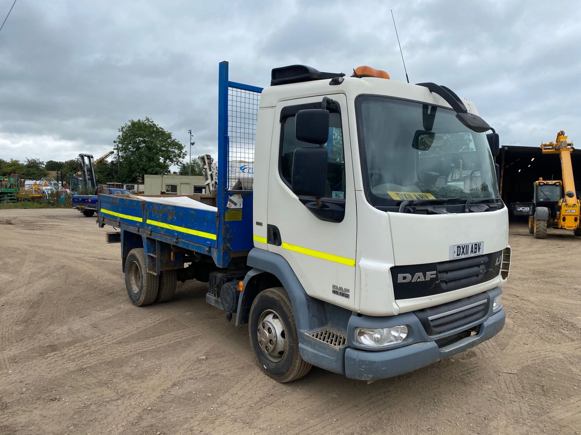 2011/11 REG DAF TRUCKS LF FA 45.160 WHITE 4.5 DIESEL TIPPER, SHOWING 2 FORMER KEEPERS *PLUS VAT*