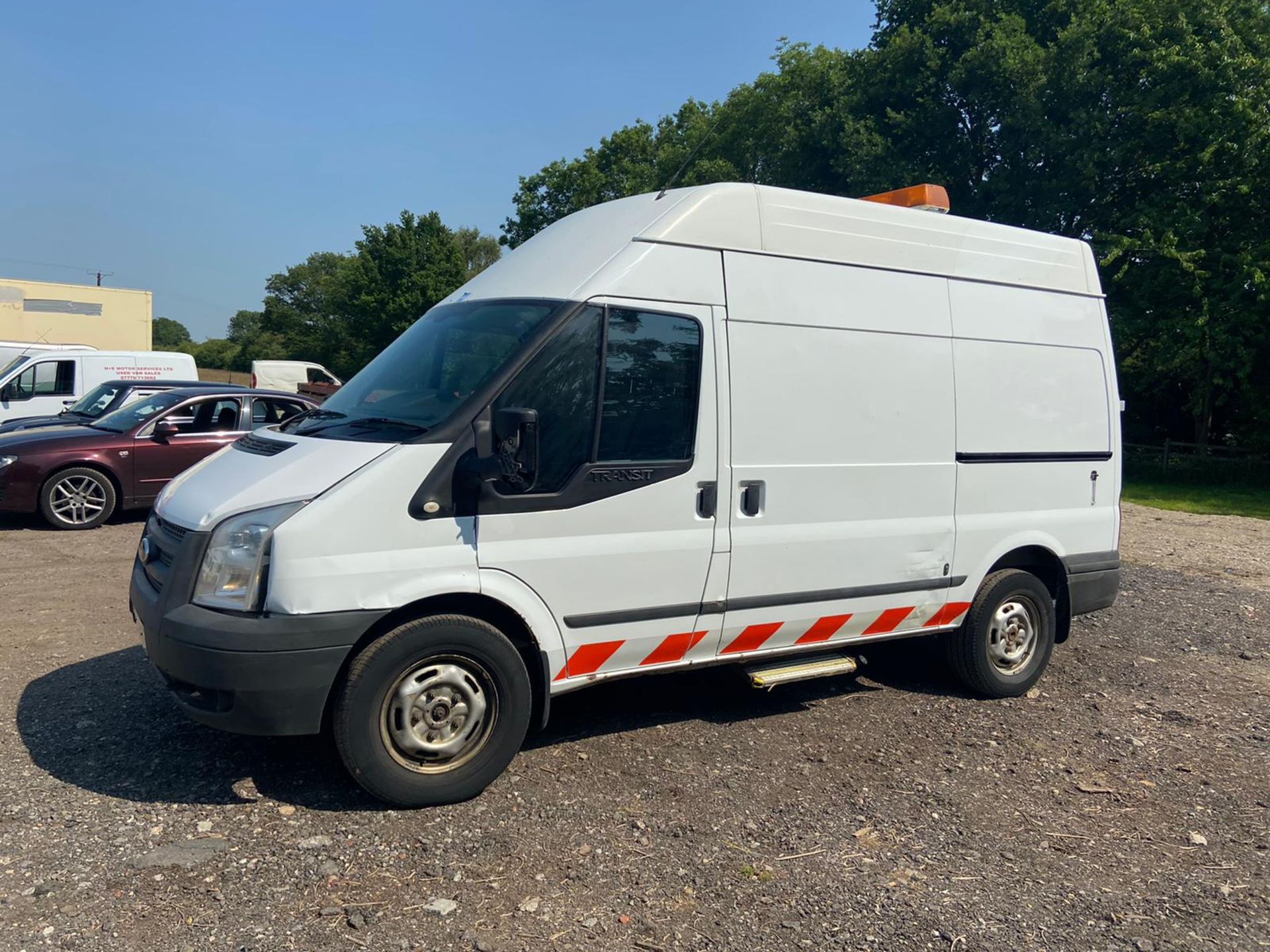 2012/62 REG FORD TRANSIT 100 T350 RWD 2.2 DIESEL VAN WITH 110V ELECTRICS, SHOWING 0 FORMER KEEPERS - Image 3 of 13