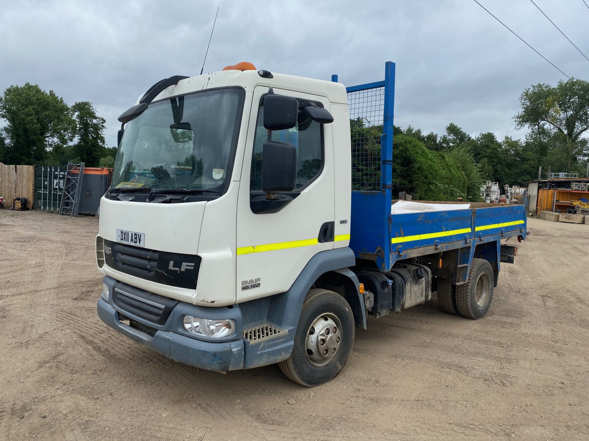 2011/11 REG DAF TRUCKS LF FA 45.160 WHITE 4.5 DIESEL TIPPER, SHOWING 2 FORMER KEEPERS *PLUS VAT* - Image 2 of 4