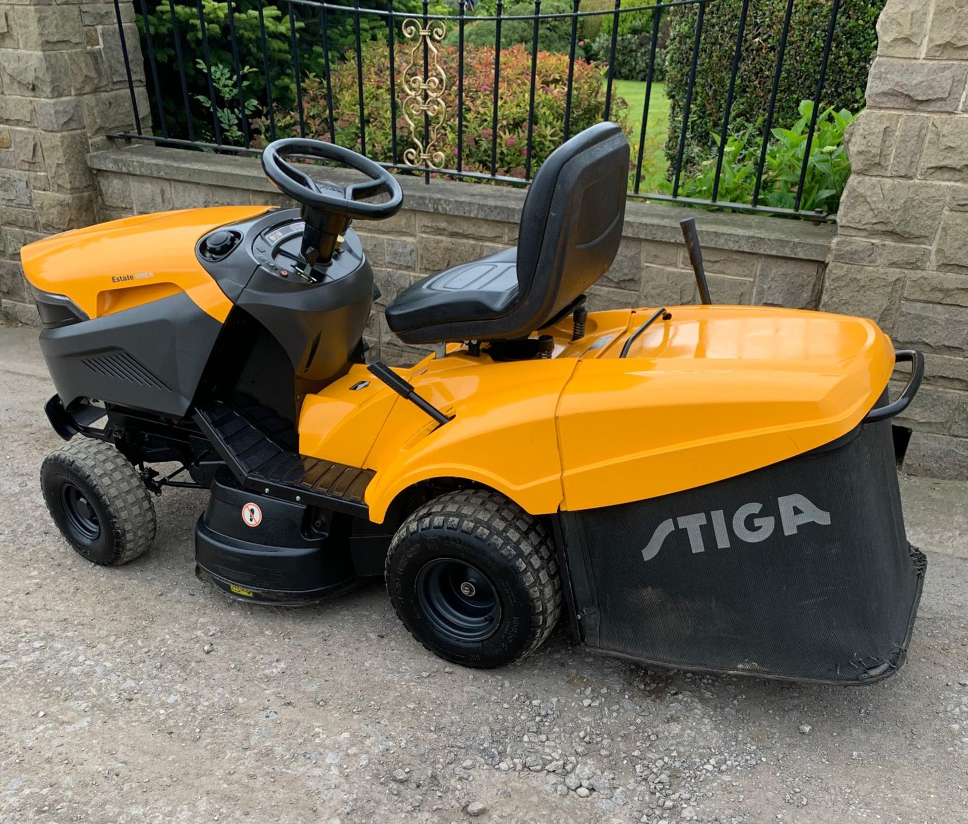 2017 STIGA ESTATE 5092H RIDE ON LAWN MOWER C/W GRASS COLLECTOR, RUNS, DRIVES CUTS, EX DEMO CONDITION - Image 7 of 8