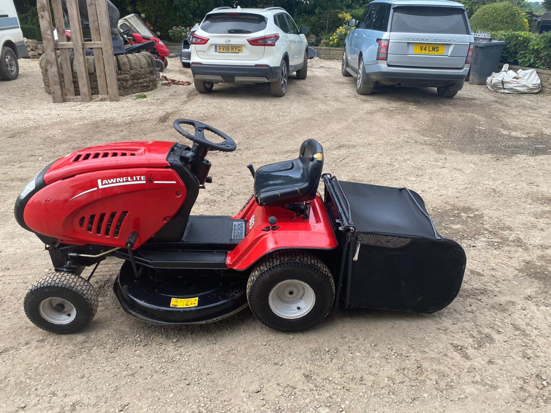 LAWNFLITE 603 RIDE ON LAWN MOWER, RUNS, WORKS AND CUTS *NO VAT* - Image 3 of 6