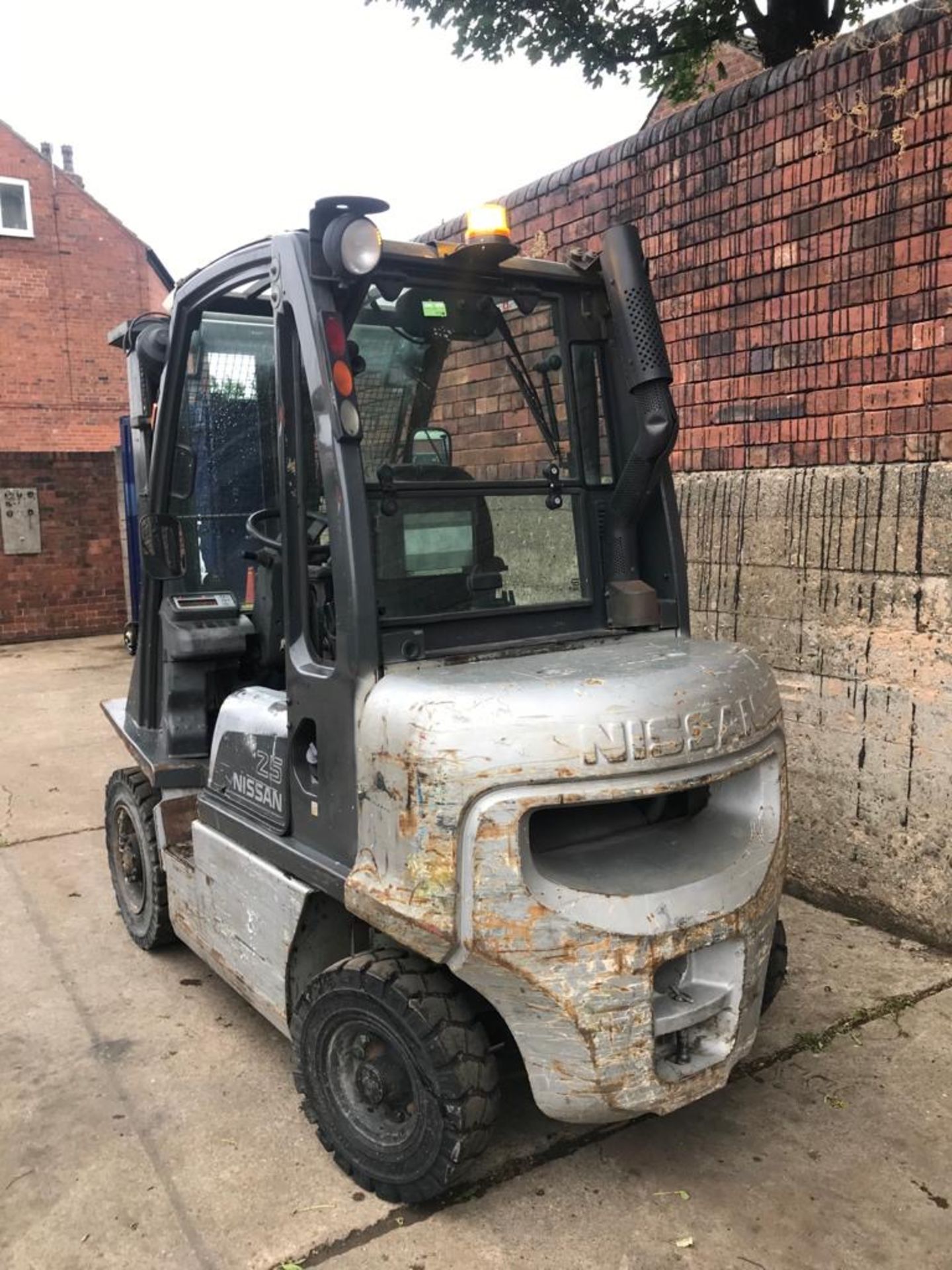 2008 NISSAN 2.5 TON FORKLIFT, NISSAN DIESEL ENGINE, TRIPLE MAST, 3 LIFT MAST, RUNS, DRIVES & LIFTS - Image 5 of 15