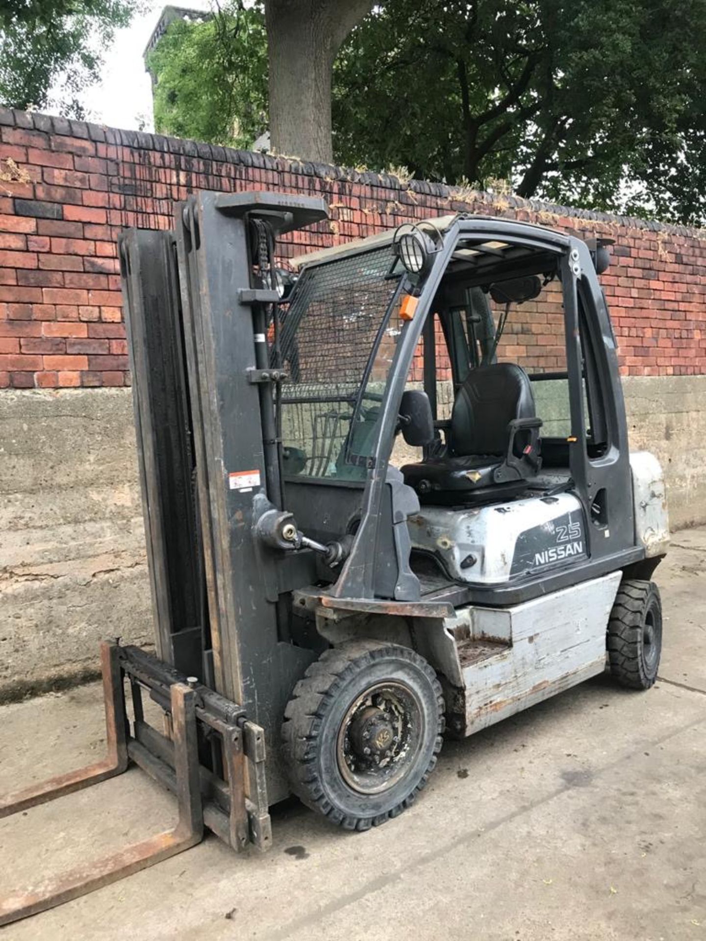 2008 NISSAN 2.5 TON FORKLIFT, NISSAN DIESEL ENGINE, TRIPLE MAST, 3 LIFT MAST, RUNS, DRIVES & LIFTS - Image 2 of 15