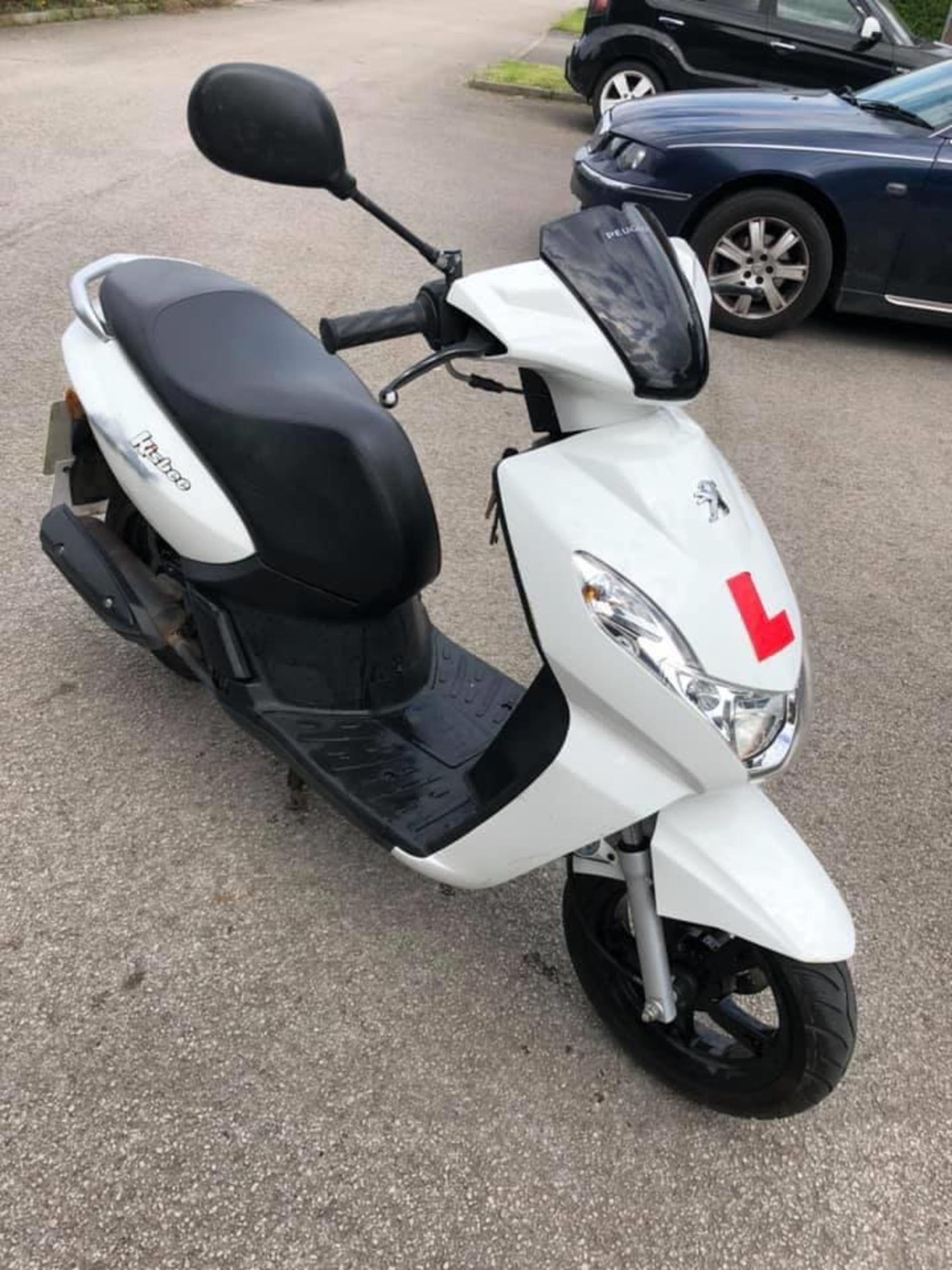 2015/15 REG PEUGEOT KISBEE 50 R PETROL MOPED WHITE, SHOWING 0 FORMER KEEPERS *NO VAT*