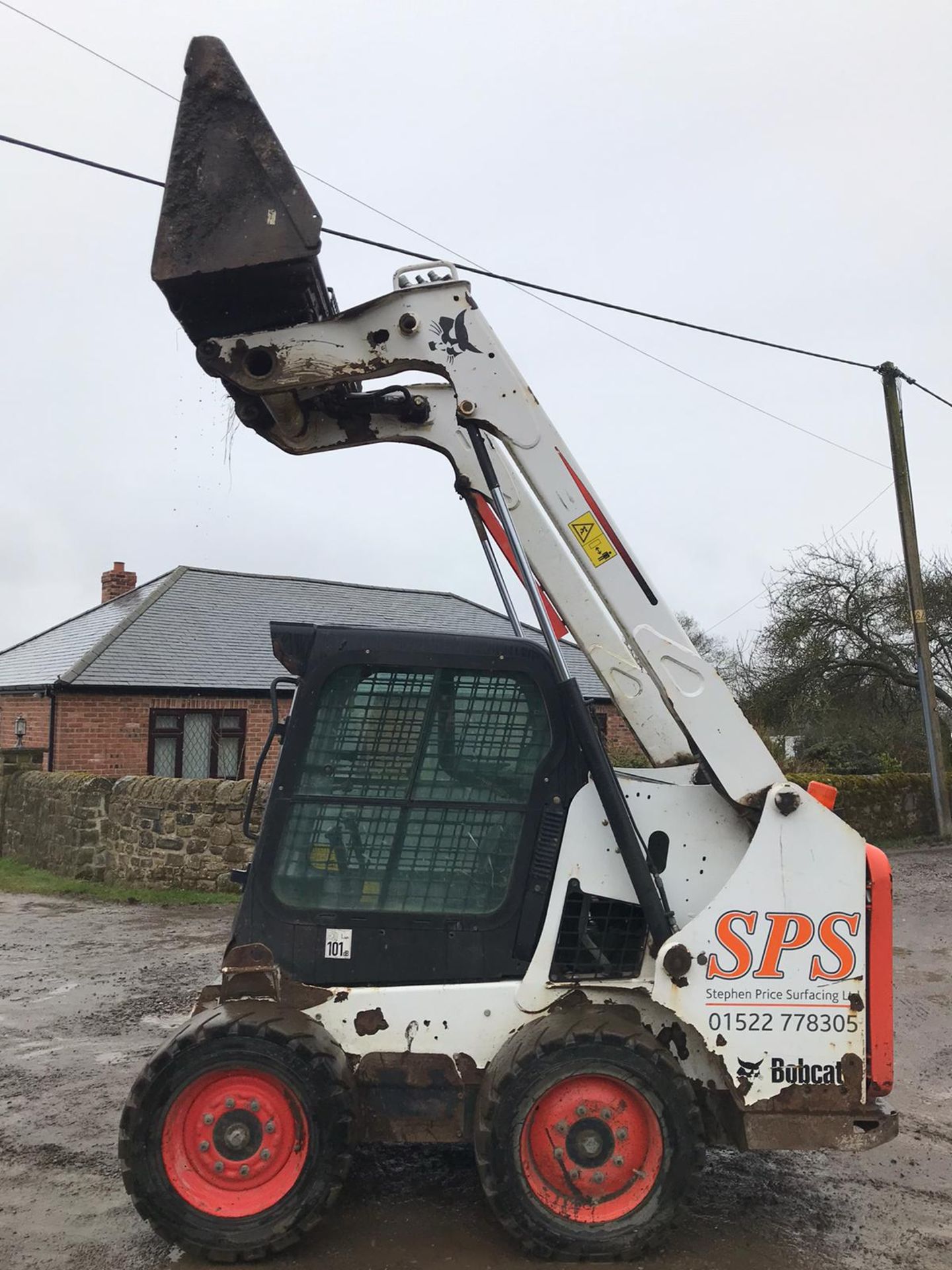 BOBCAT S550 SKID STEER LOADER, SHOWING 2261 HOURS, YEAR 2014, RUNS, DRIVES AND LIFTS *PLUS VAT* - Image 3 of 6