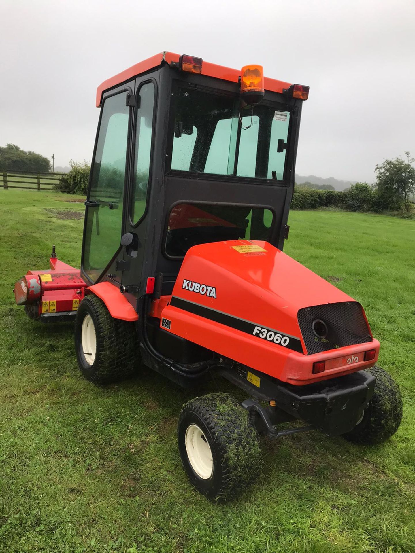 KUBOTA F3060 OUTFRONT FLAIL DECK LAWN MOWER WITH FULL GLASS CAB, RUNS, DRIVES AND CUTS *PLUS VAT* - Image 3 of 4